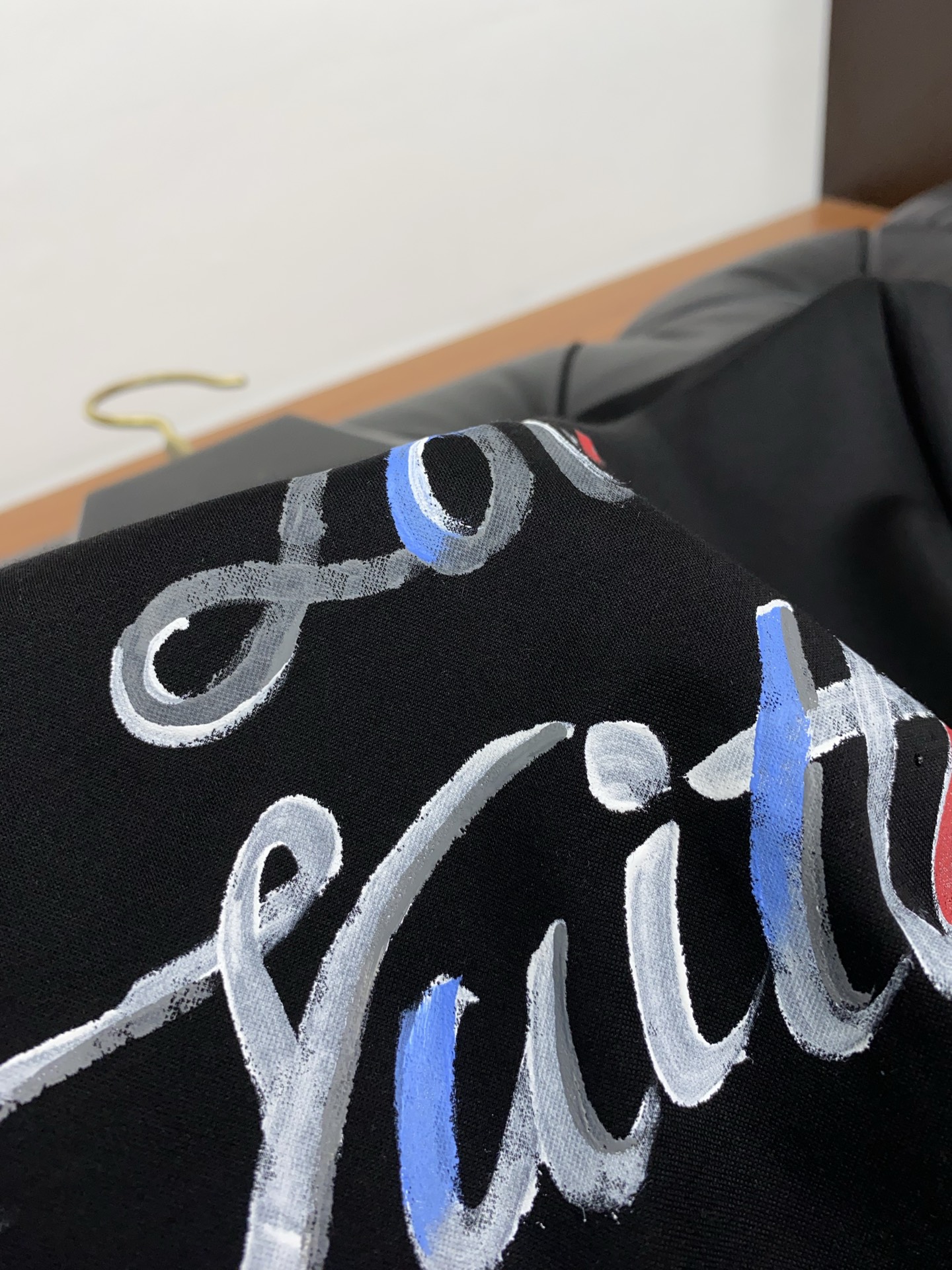  1v 路易威登 2025春夏新款首发专柜最新款圆领短袖 高端订制 设计前卫时尚！品牌logo重工艺设计