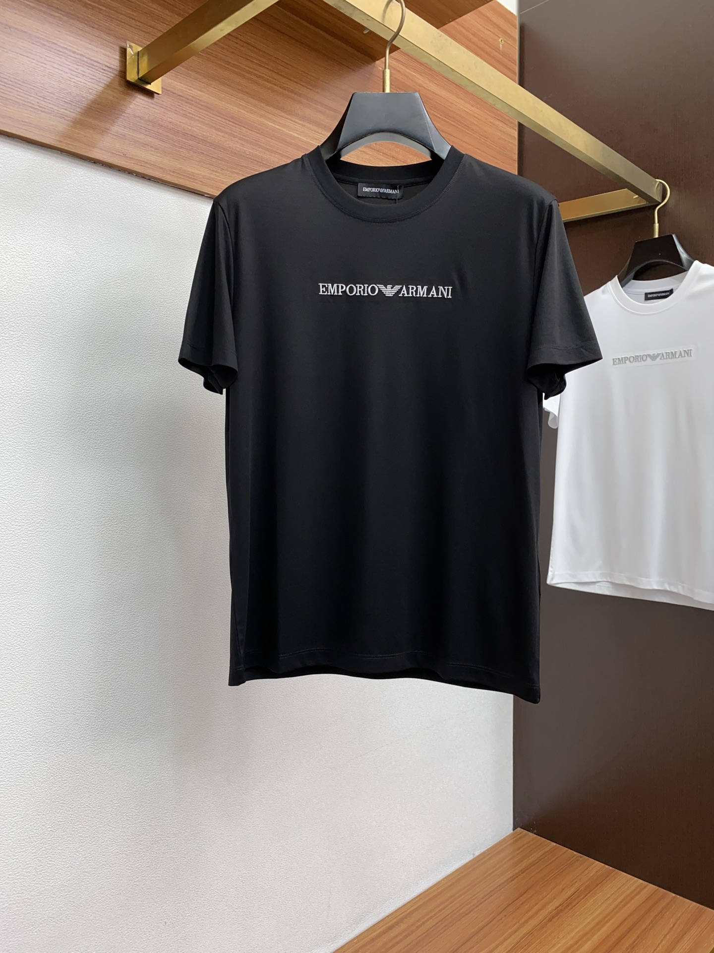 阿玛尼 2025春夏新款首发专柜最新款圆领短袖 高端订制 设计前卫时尚！品牌logo重工艺设计 高端定制