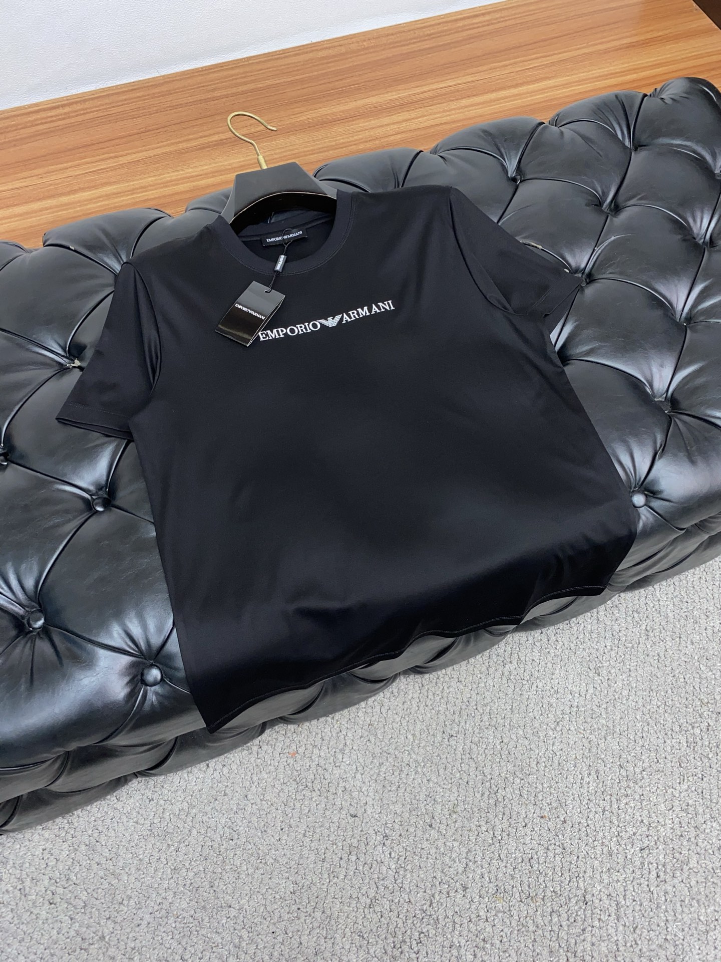 阿玛尼 2025春夏新款首发专柜最新款圆领短袖 高端订制 设计前卫时尚！品牌logo重工艺设计 高端定制