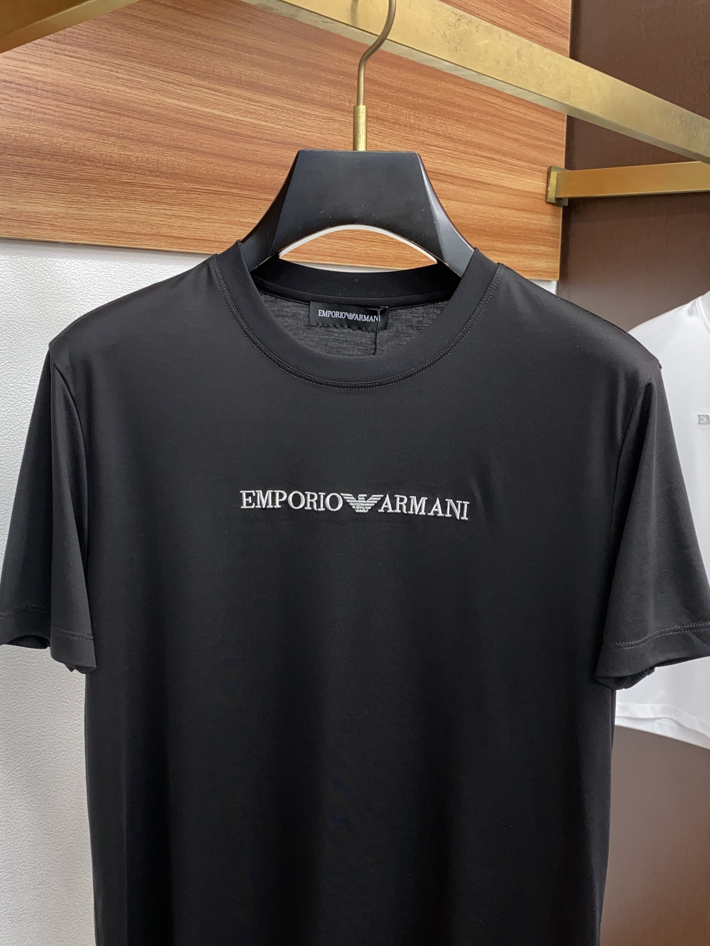 阿玛尼 2025春夏新款首发专柜最新款圆领短袖 高端订制 设计前卫时尚！品牌logo重工艺设计 高端定制