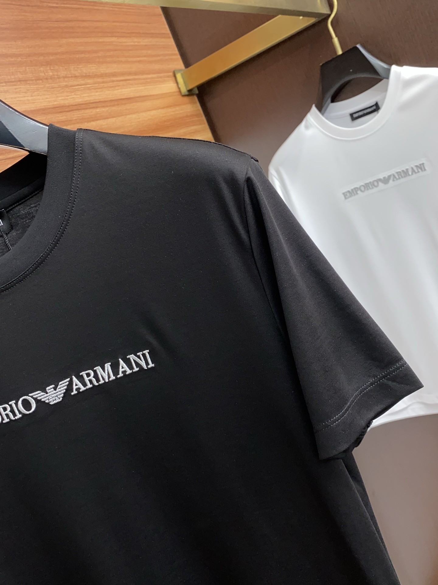 阿玛尼 2025春夏新款首发专柜最新款圆领短袖 高端订制 设计前卫时尚！品牌logo重工艺设计 高端定制