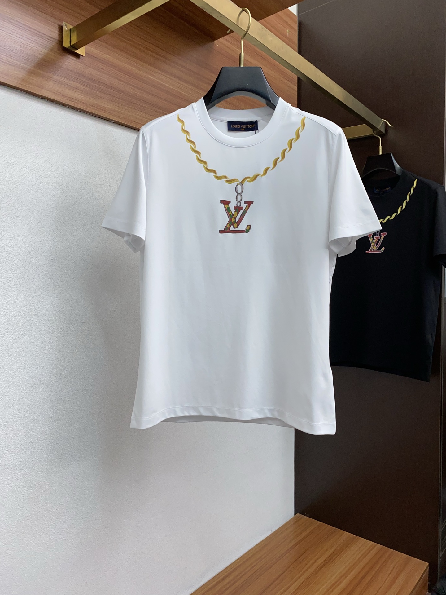 NO:488868,1v Louis Vuitton 2025 spring and summer new model first launch counter latest round neck short sleeves, high-end customization, avant-garde and fashionable design!  Brand logo heavy craft design, high-end customized 100 double-sided mercerated cotton fabric, soft feel, comfortable to wear, exquisite counter-level car line, fine workmanship, invincible and handsome upper body effect!  A must-have item for handsome men!  Code number M-3xL, louis vuitton, T-shirt, alexander wang198609091v 路易威登 2025春夏新款首发专柜最新款圆领短袖 高端订制 设计前卫时尚！品牌logo重工艺设计 高端定制100支双面丝光棉面料.手感柔软.穿着舒适.专柜级别精致车线.做工精细.上身效果无敌帅气！型男必备单品！码数M-3xL,,louis vuitton,T-shirt,alexander wang,Men's clothing