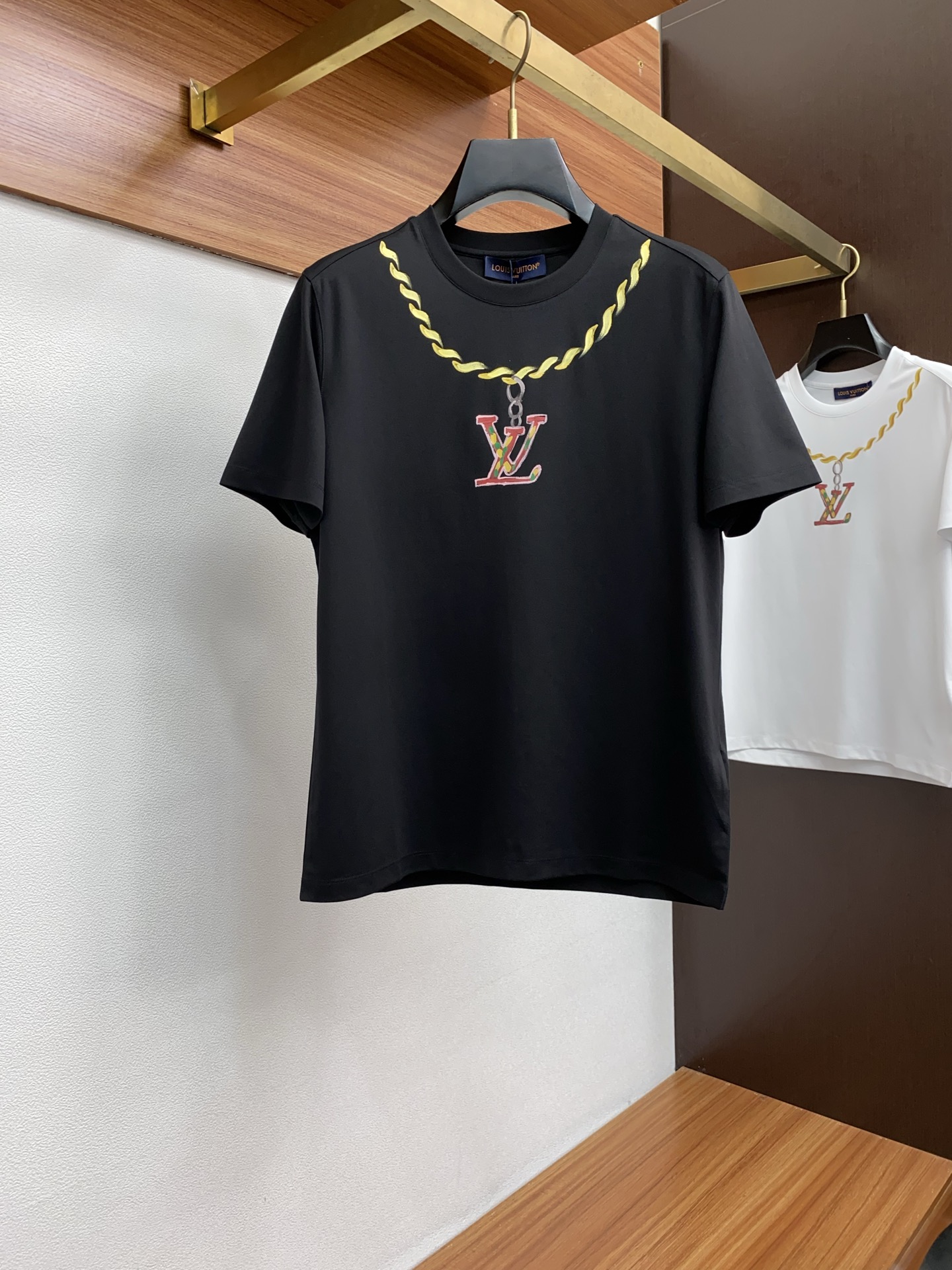 NO:488861,1v Louis Vuitton 2025 spring and summer new model first launch counter latest round neck short sleeves, high-end customization, avant-garde and fashionable design!  Brand logo heavy craft design, high-end customized 100 double-sided mercerated cotton fabric, soft feel, comfortable to wear, exquisite counter-level car line, fine workmanship, invincible and handsome upper body effect!  A must-have item for handsome men!  Code number M-3xL, louis vuitton, T-shirt, alexander wang198609091v路易威登 2025春夏新款首发专柜最新款圆领短袖 高端订制 设计前卫时尚！品牌logo重工艺设计 高端定制100支双面丝光棉面料.手感柔软.穿着舒适.专柜级别精致车线.做工精细.上身效果无敌帅气！型男必备单品！码数M-3xL,,louis vuitton,T-shirt,alexander wang,Men's clothing