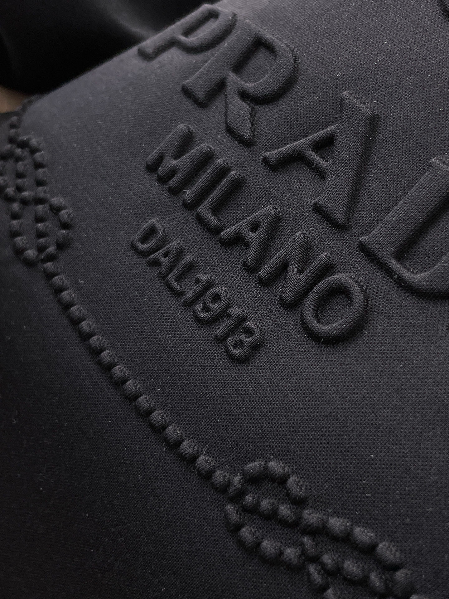 普拉达 2025春夏新款首发专柜最新款圆领短袖 高端订制 设计前卫时尚！品牌logo重工艺设计 高端定制