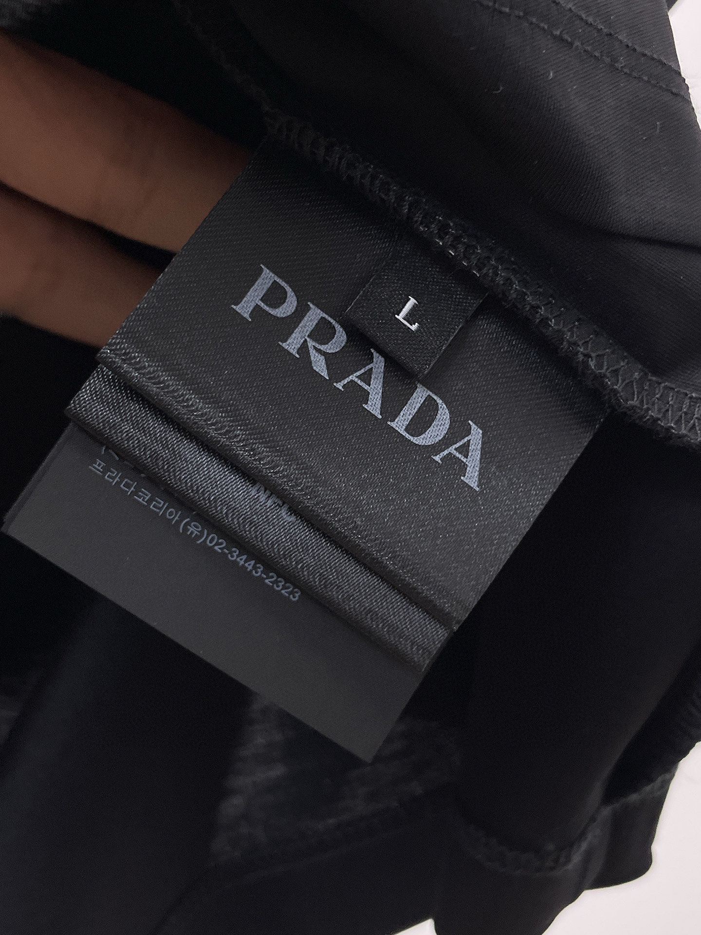 普拉达 2025春夏新款首发专柜最新款圆领短袖 高端订制 设计前卫时尚！品牌logo重工艺设计 高端定制