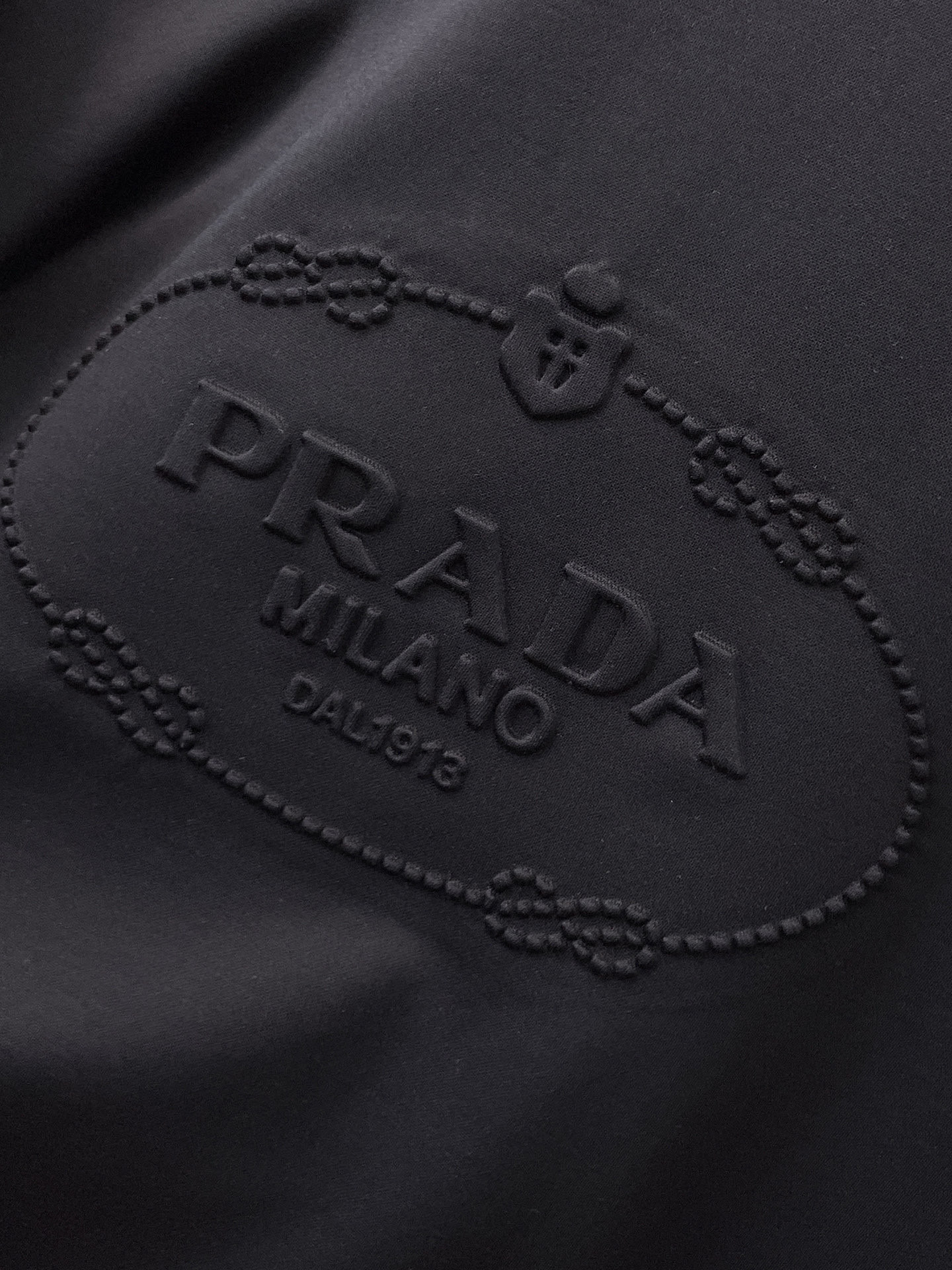 普拉达 2025春夏新款首发专柜最新款圆领短袖 高端订制 设计前卫时尚！品牌logo重工艺设计 高端定制