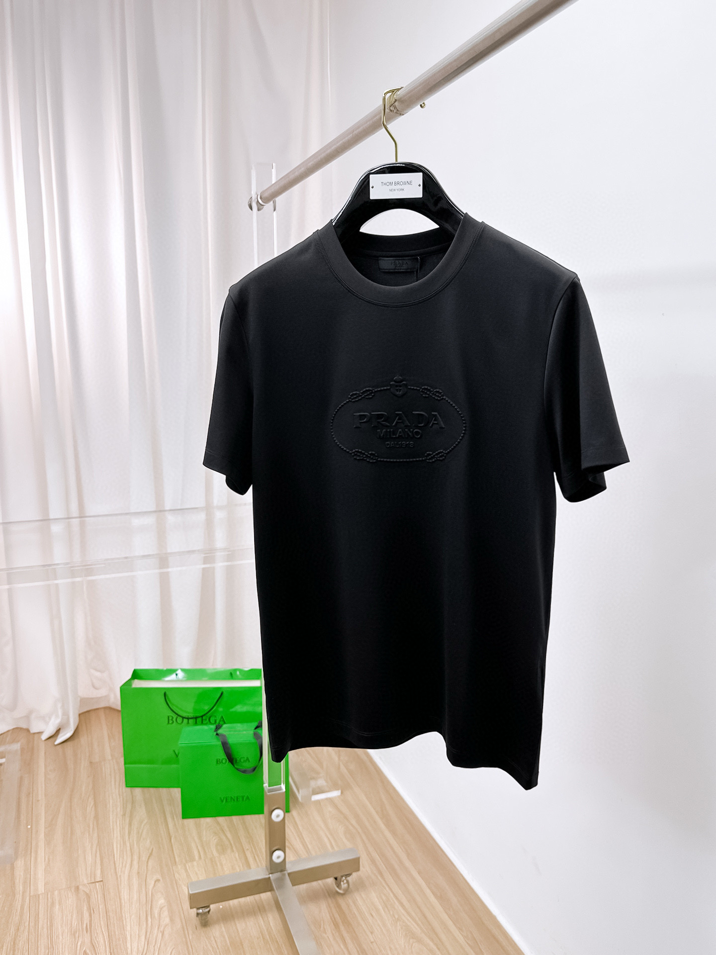 普拉达 2025春夏新款首发专柜最新款圆领短袖 高端订制 设计前卫时尚！品牌logo重工艺设计 高端定制