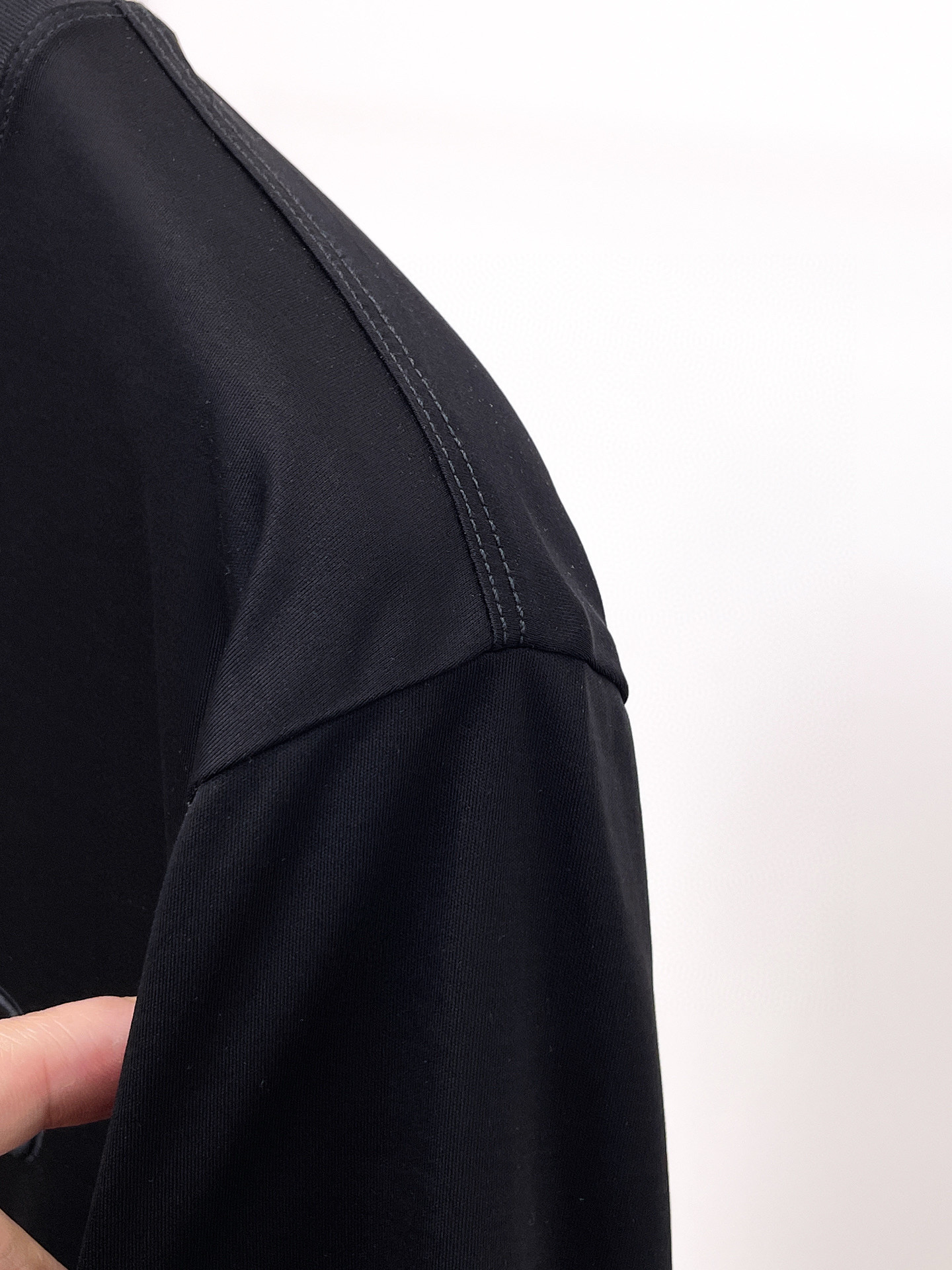 普拉达 2025春夏新款首发专柜最新款圆领短袖 高端订制 设计前卫时尚！品牌logo重工艺设计 高端定制