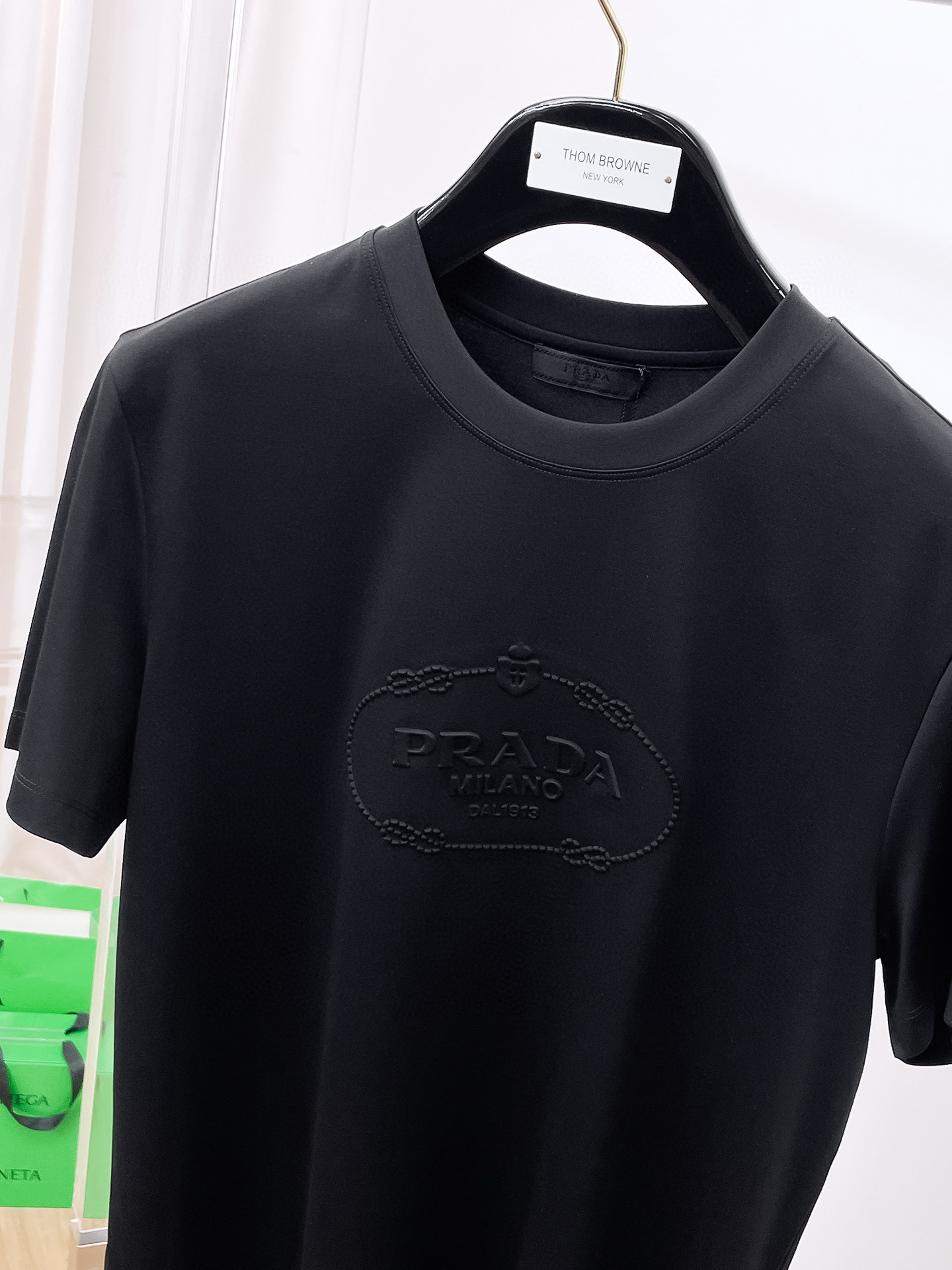 普拉达 2025春夏新款首发专柜最新款圆领短袖 高端订制 设计前卫时尚！品牌logo重工艺设计 高端定制