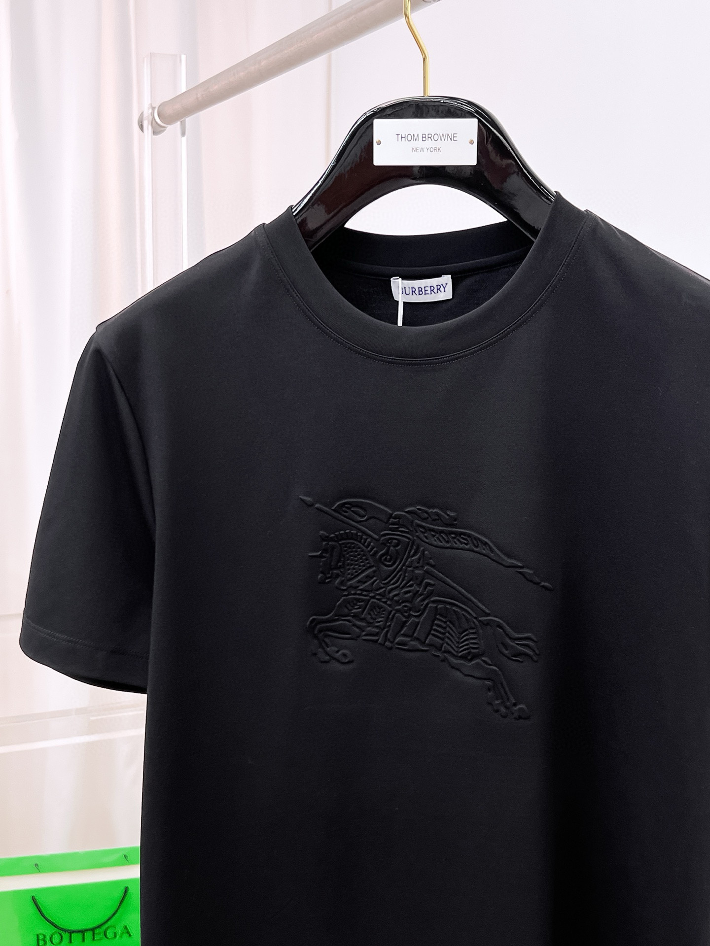  2025春夏新款首发专柜最新款圆领短袖 高端订制 设计前卫时尚！品牌logo重工艺设计 高端定制100