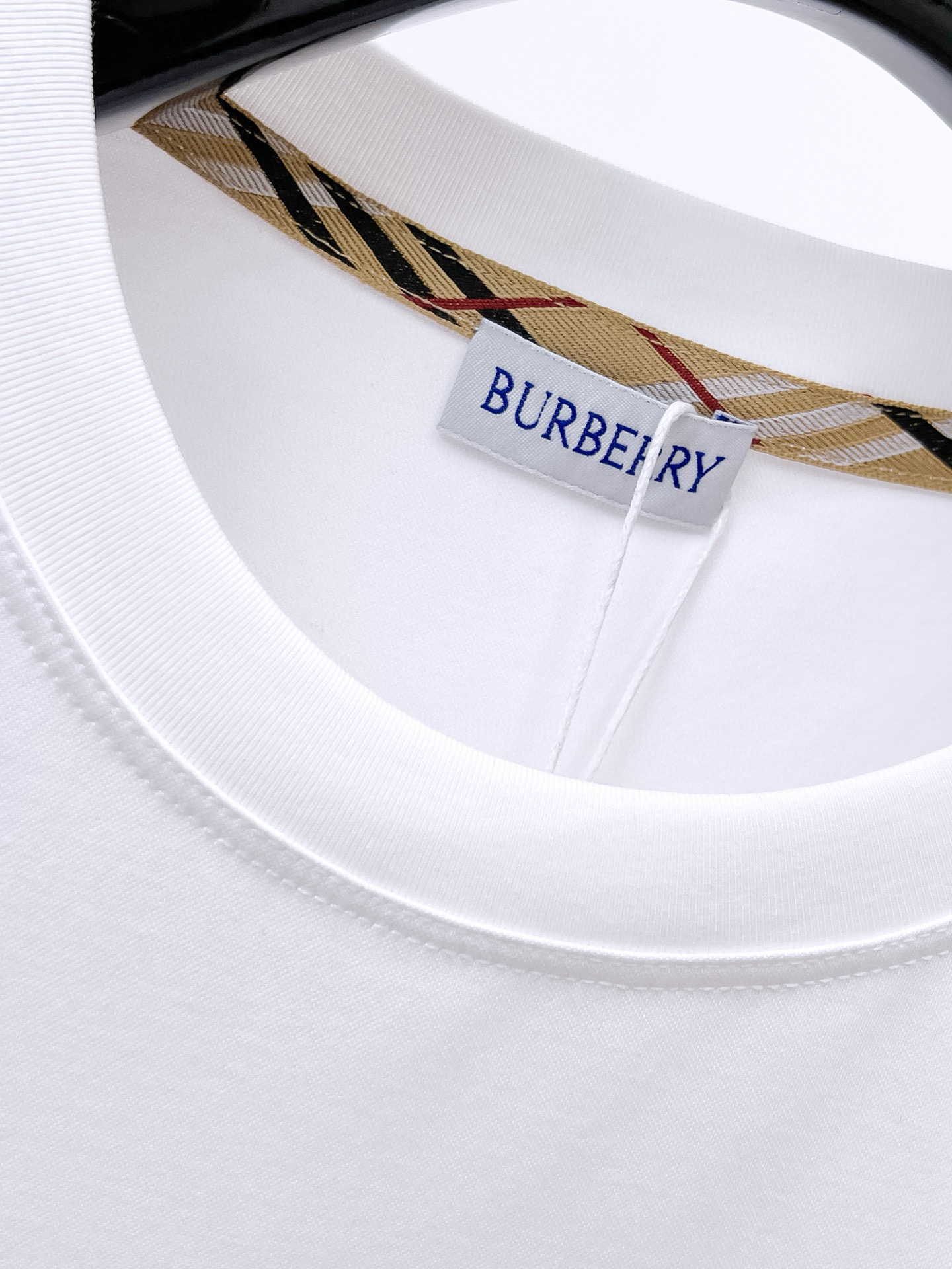  2025春夏新款首发专柜最新款圆领短袖 高端订制 设计前卫时尚！品牌logo重工艺设计 高端定制100