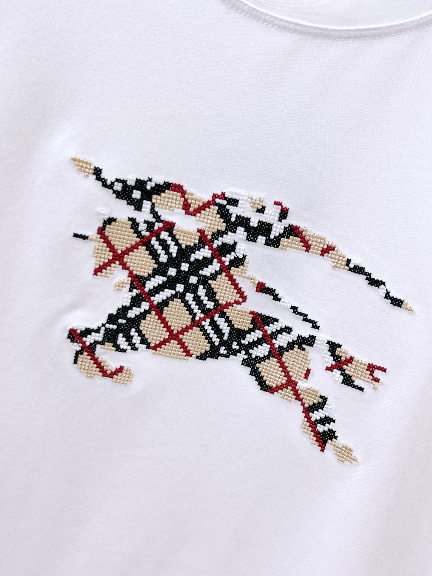  2025春夏新款首发专柜最新款圆领短袖 高端订制 设计前卫时尚！品牌logo重工艺设计 高端定制100