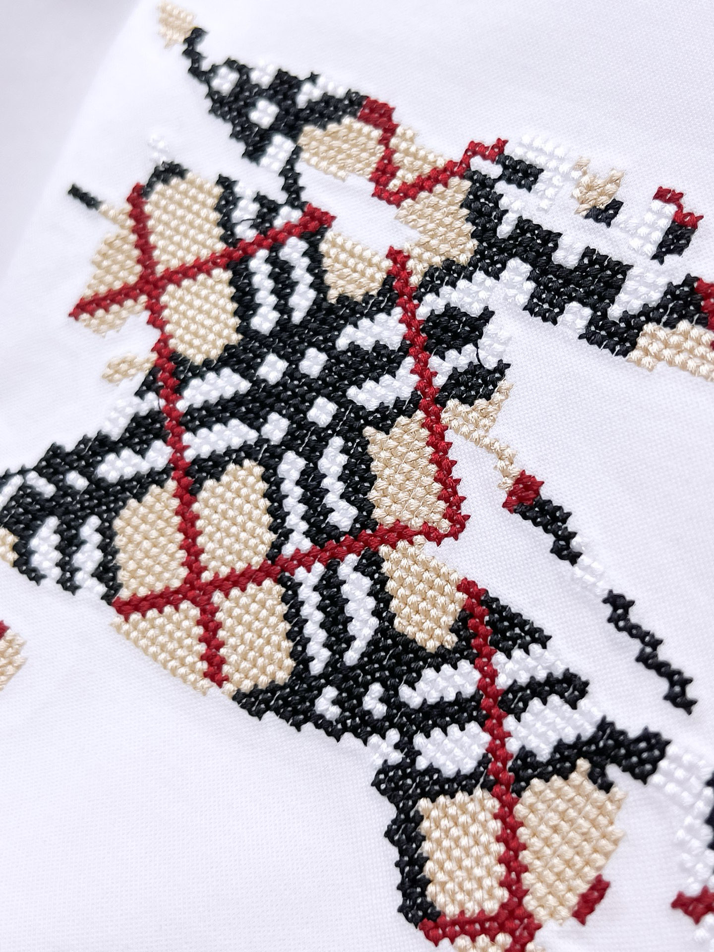  2025春夏新款首发专柜最新款圆领短袖 高端订制 设计前卫时尚！品牌logo重工艺设计 高端定制100