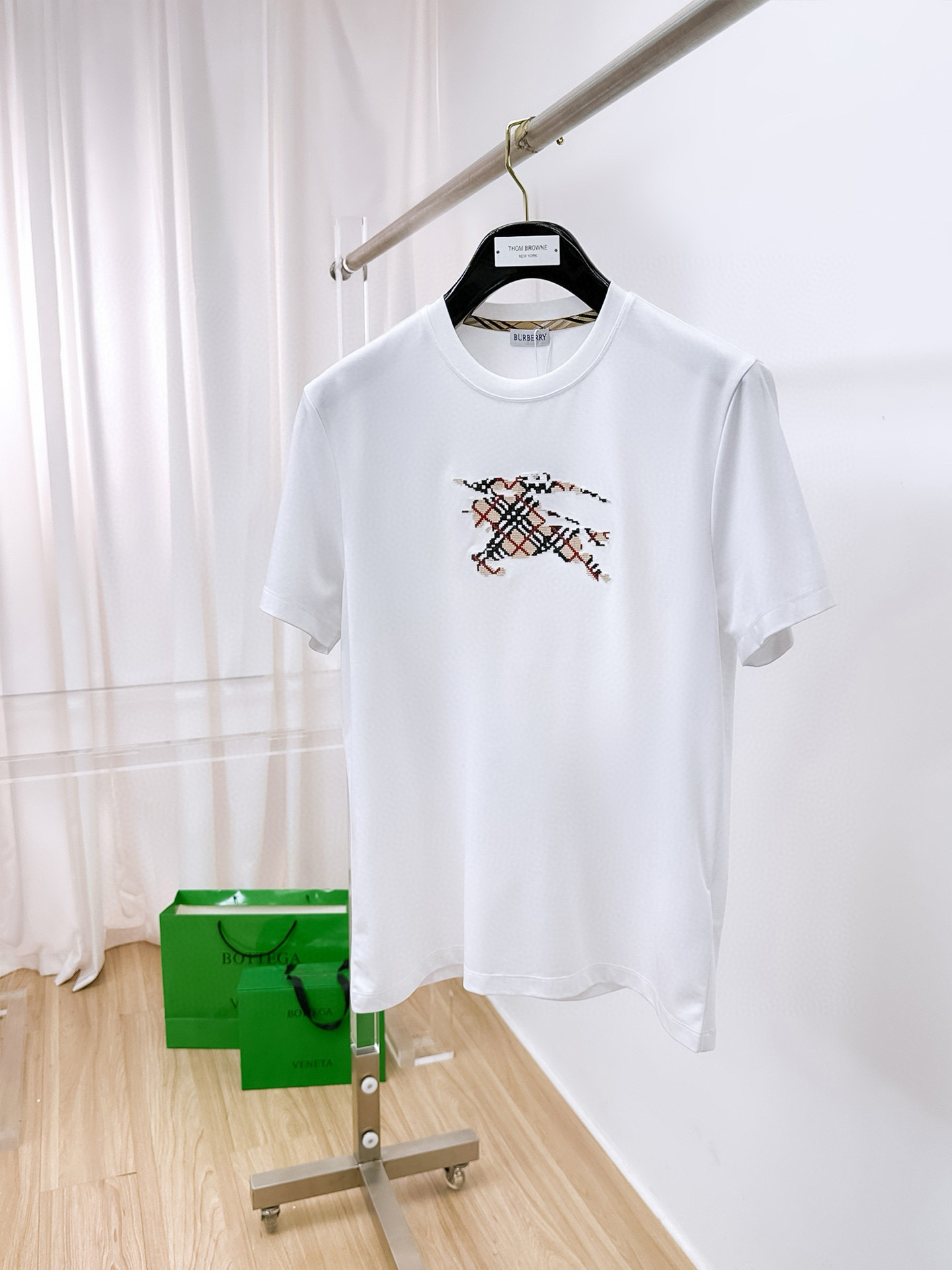  2025春夏新款首发专柜最新款圆领短袖 高端订制 设计前卫时尚！品牌logo重工艺设计 高端定制100