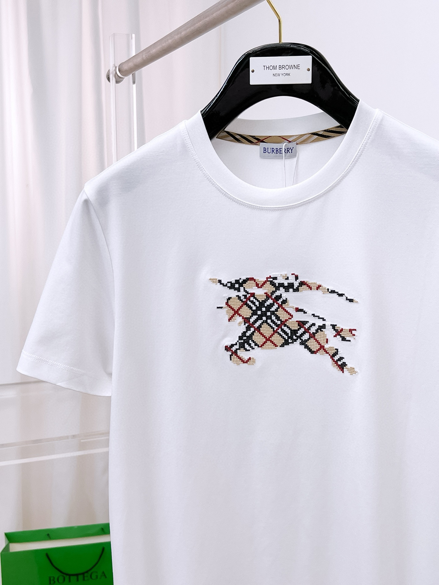  2025春夏新款首发专柜最新款圆领短袖 高端订制 设计前卫时尚！品牌logo重工艺设计 高端定制100