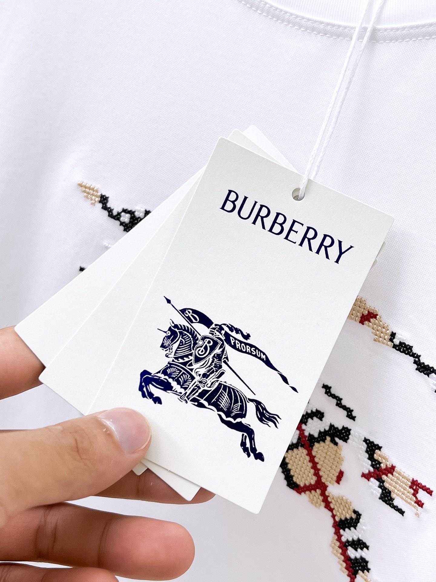  2025春夏新款首发专柜最新款圆领短袖 高端订制 设计前卫时尚！品牌logo重工艺设计 高端定制100