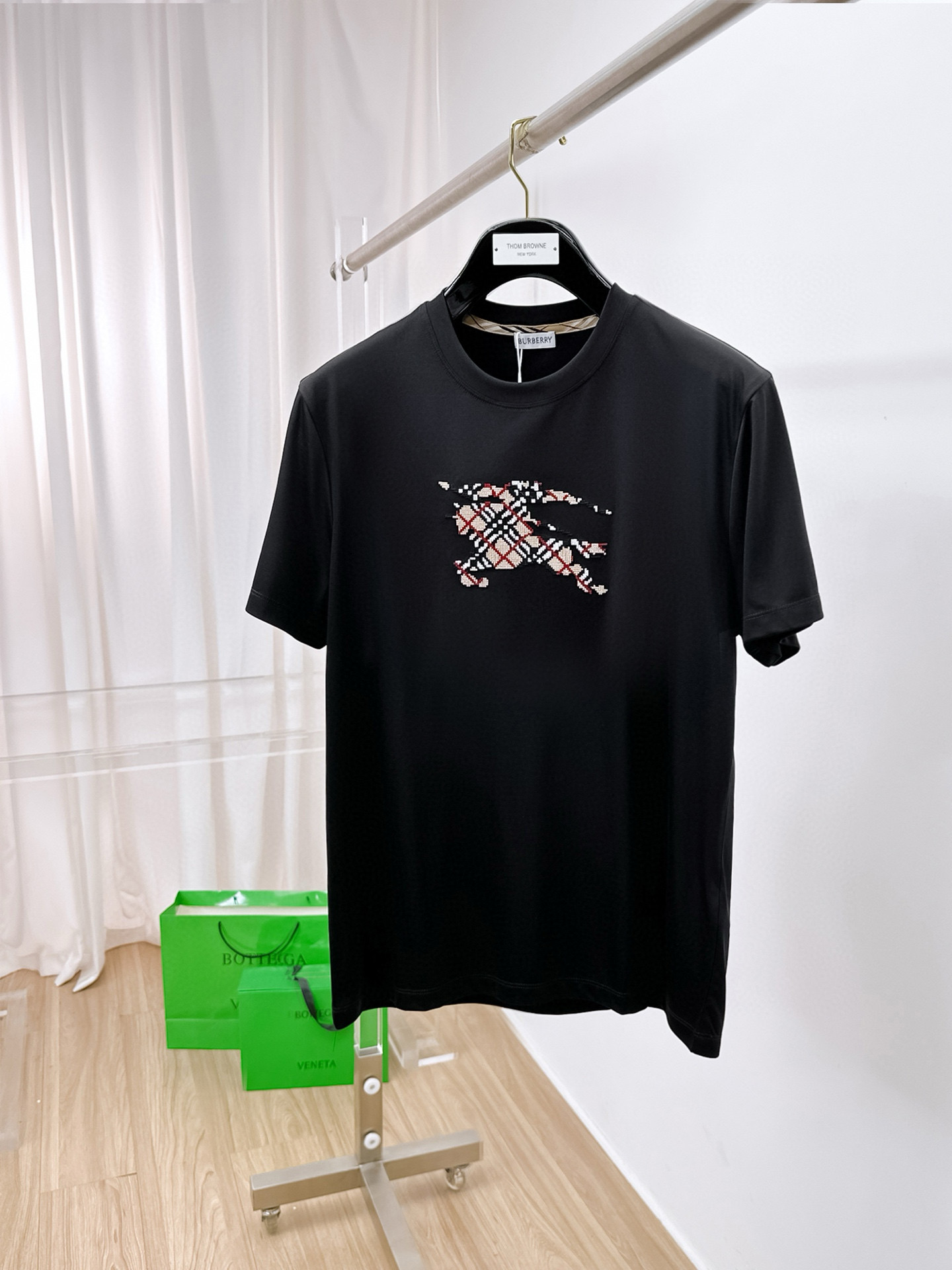  2025春夏新款首发专柜最新款圆领短袖 高端订制 设计前卫时尚！品牌logo重工艺设计 高端定制100