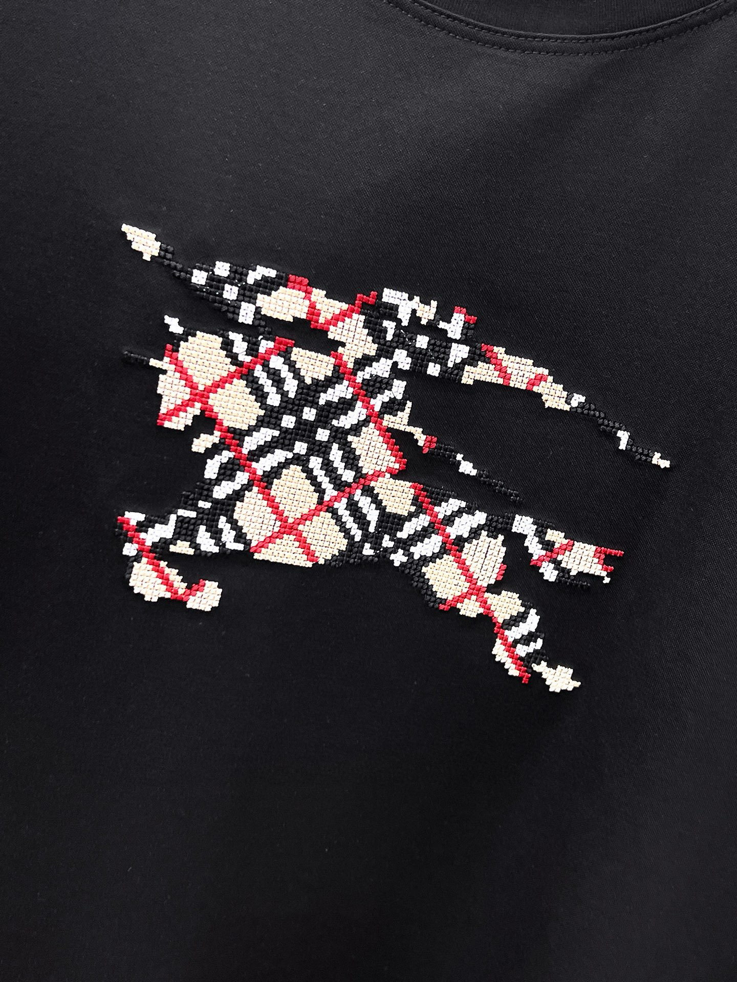  2025春夏新款首发专柜最新款圆领短袖 高端订制 设计前卫时尚！品牌logo重工艺设计 高端定制100