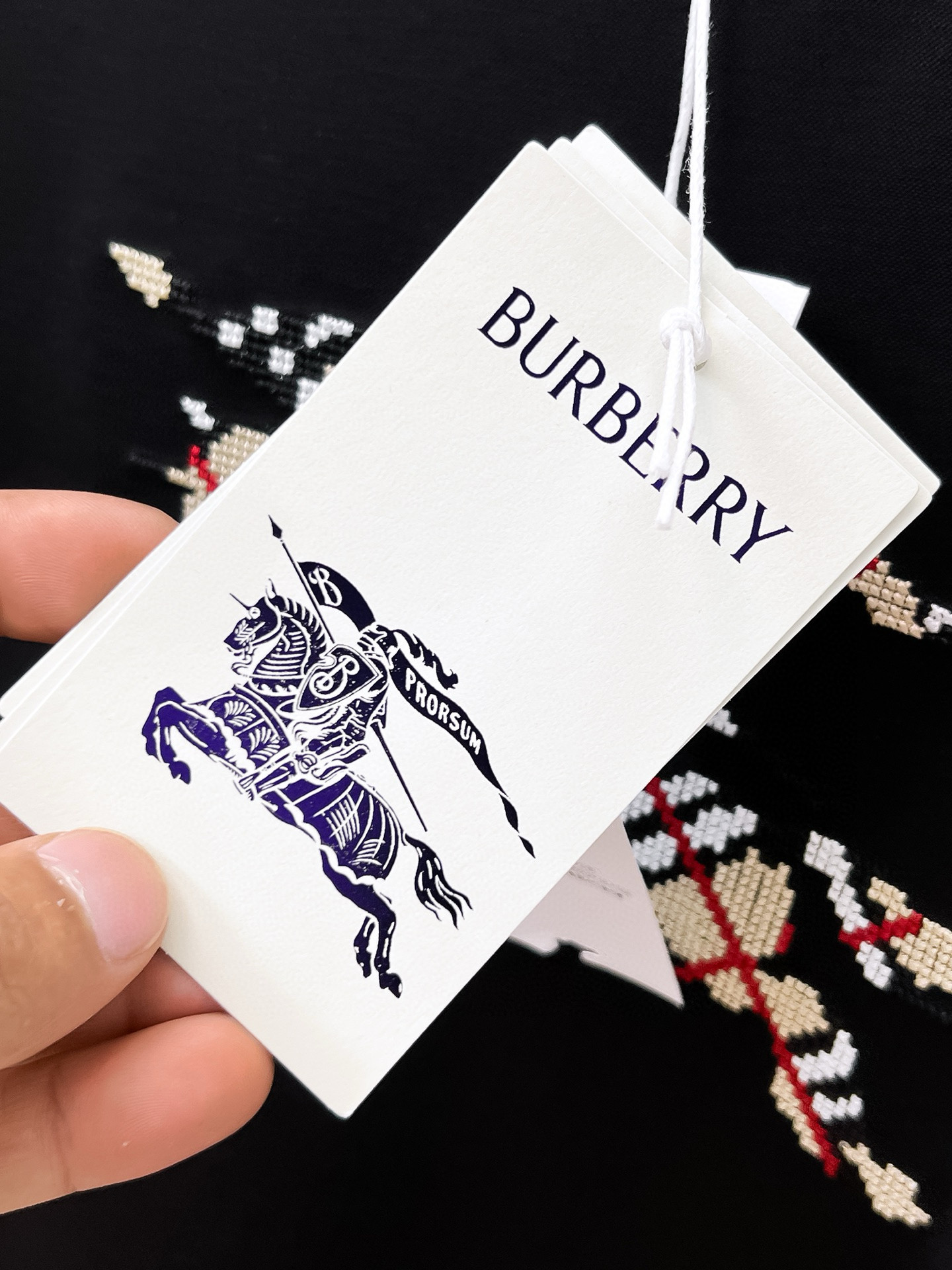  2025春夏新款首发专柜最新款圆领短袖 高端订制 设计前卫时尚！品牌logo重工艺设计 高端定制100