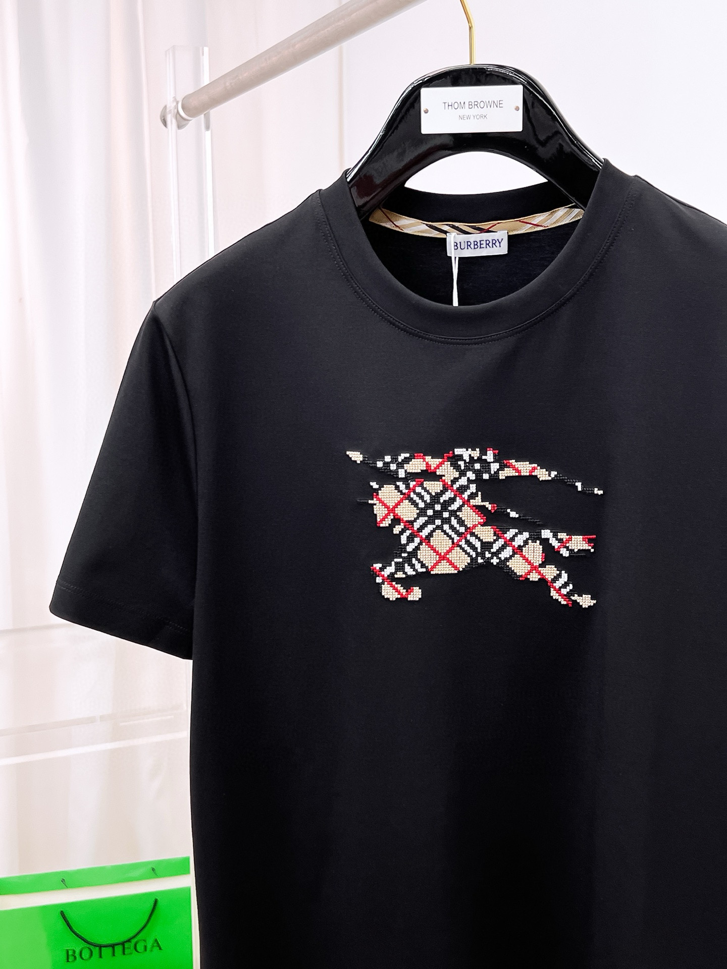  2025春夏新款首发专柜最新款圆领短袖 高端订制 设计前卫时尚！品牌logo重工艺设计 高端定制100