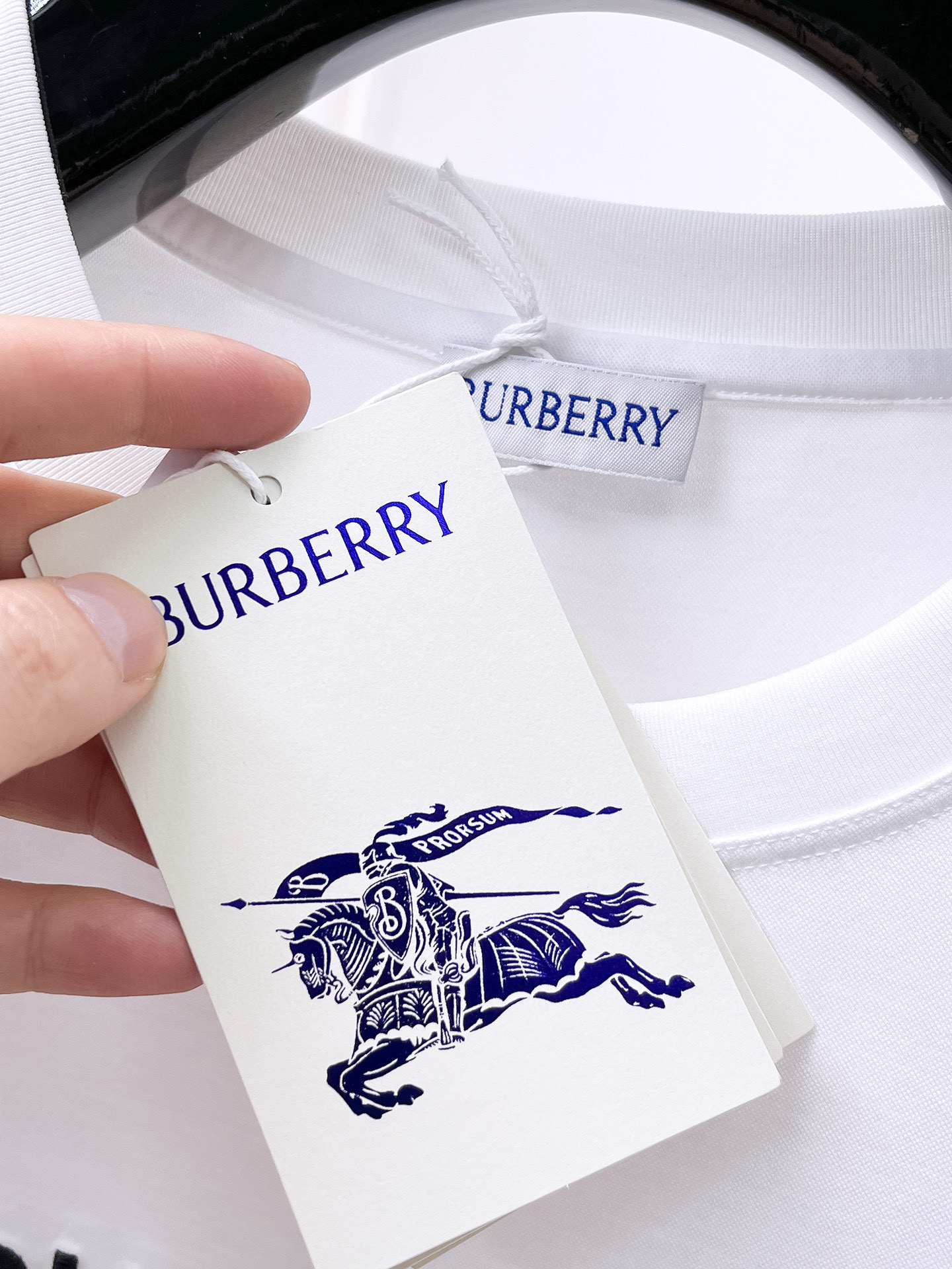  巴宝莉 2025春夏新款首发专柜最新款圆领短袖 高端订制 设计前卫时尚！品牌logo重工艺设计 高端定