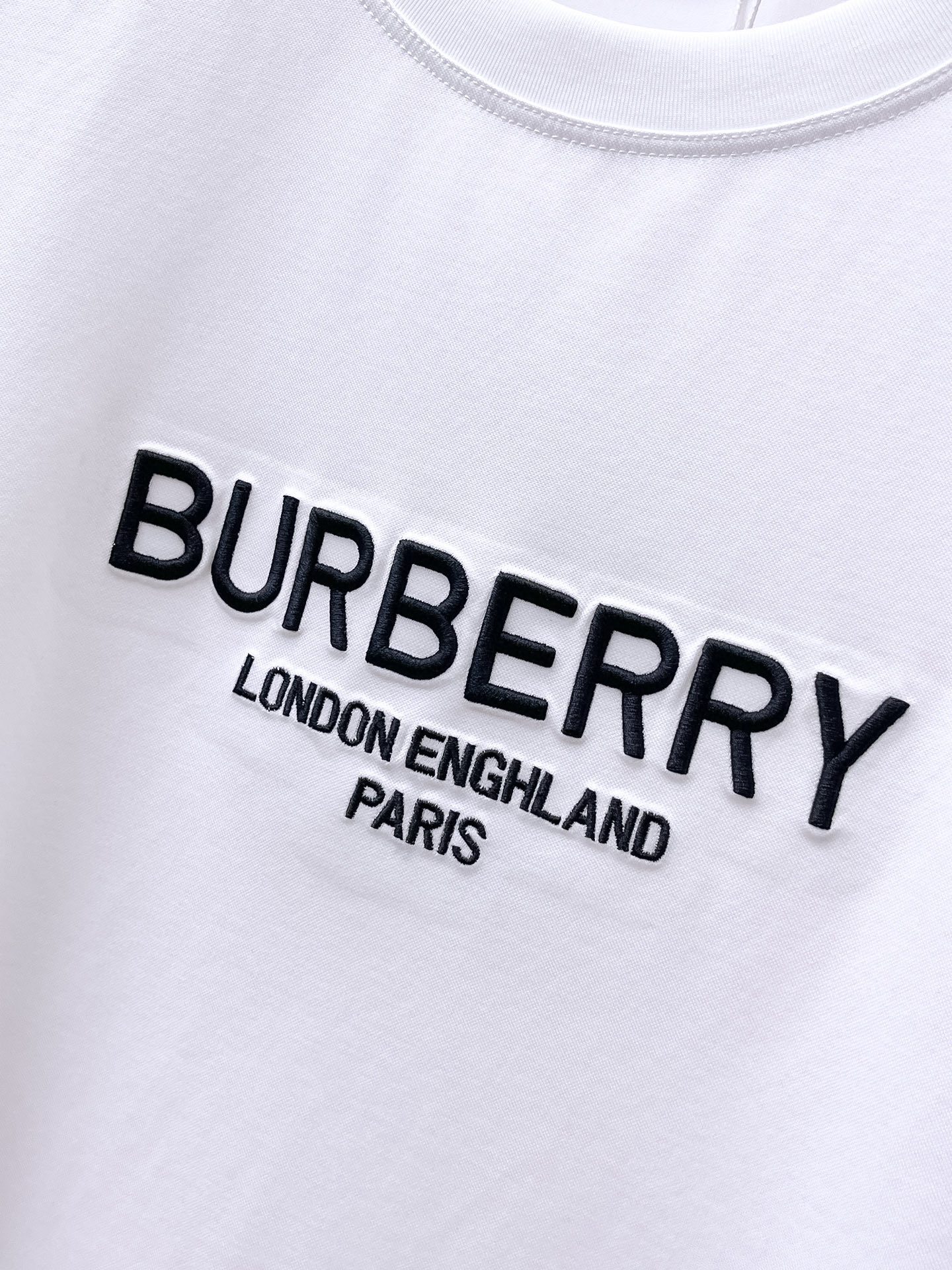  巴宝莉 2025春夏新款首发专柜最新款圆领短袖 高端订制 设计前卫时尚！品牌logo重工艺设计 高端定