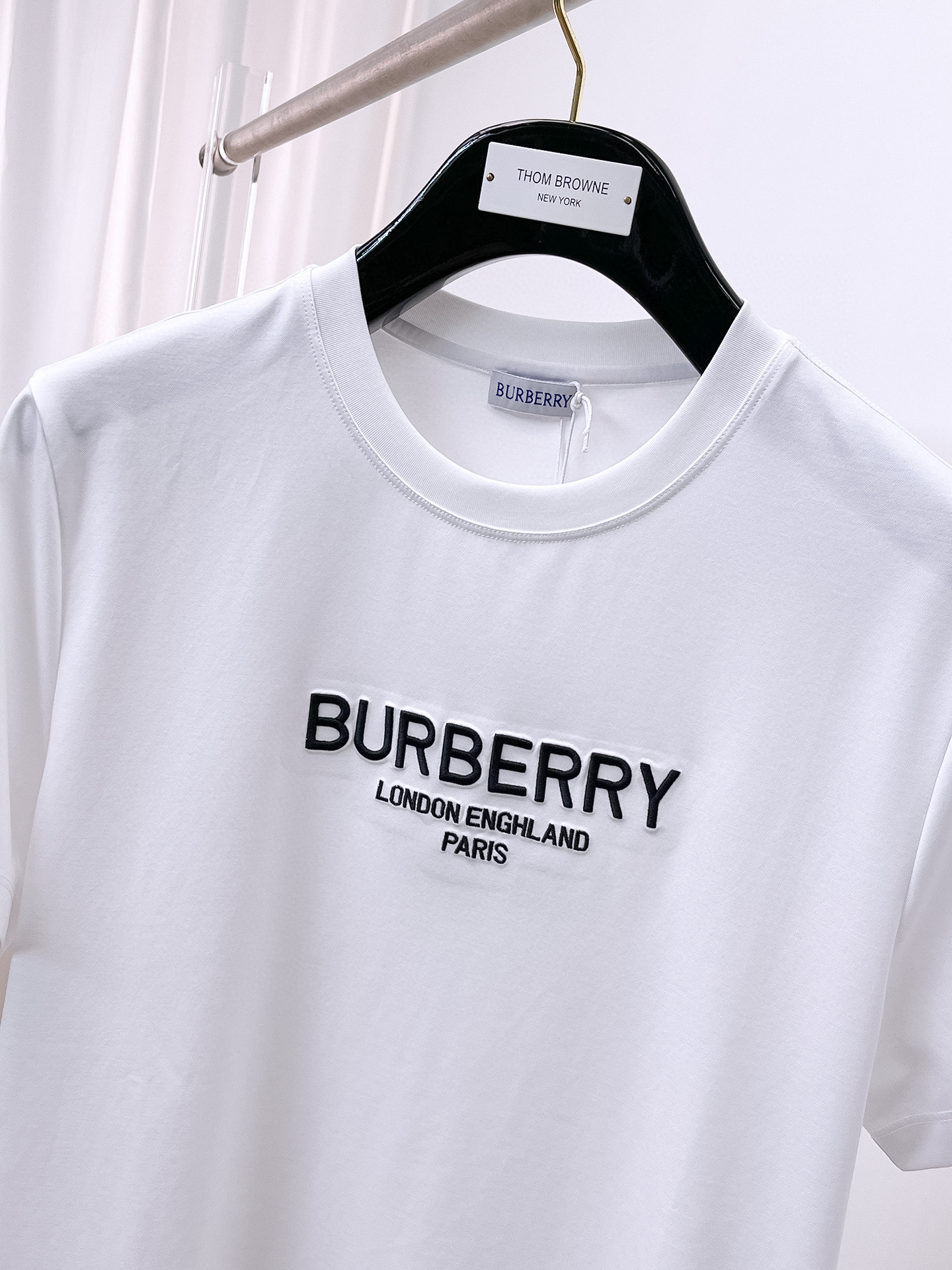  巴宝莉 2025春夏新款首发专柜最新款圆领短袖 高端订制 设计前卫时尚！品牌logo重工艺设计 高端定