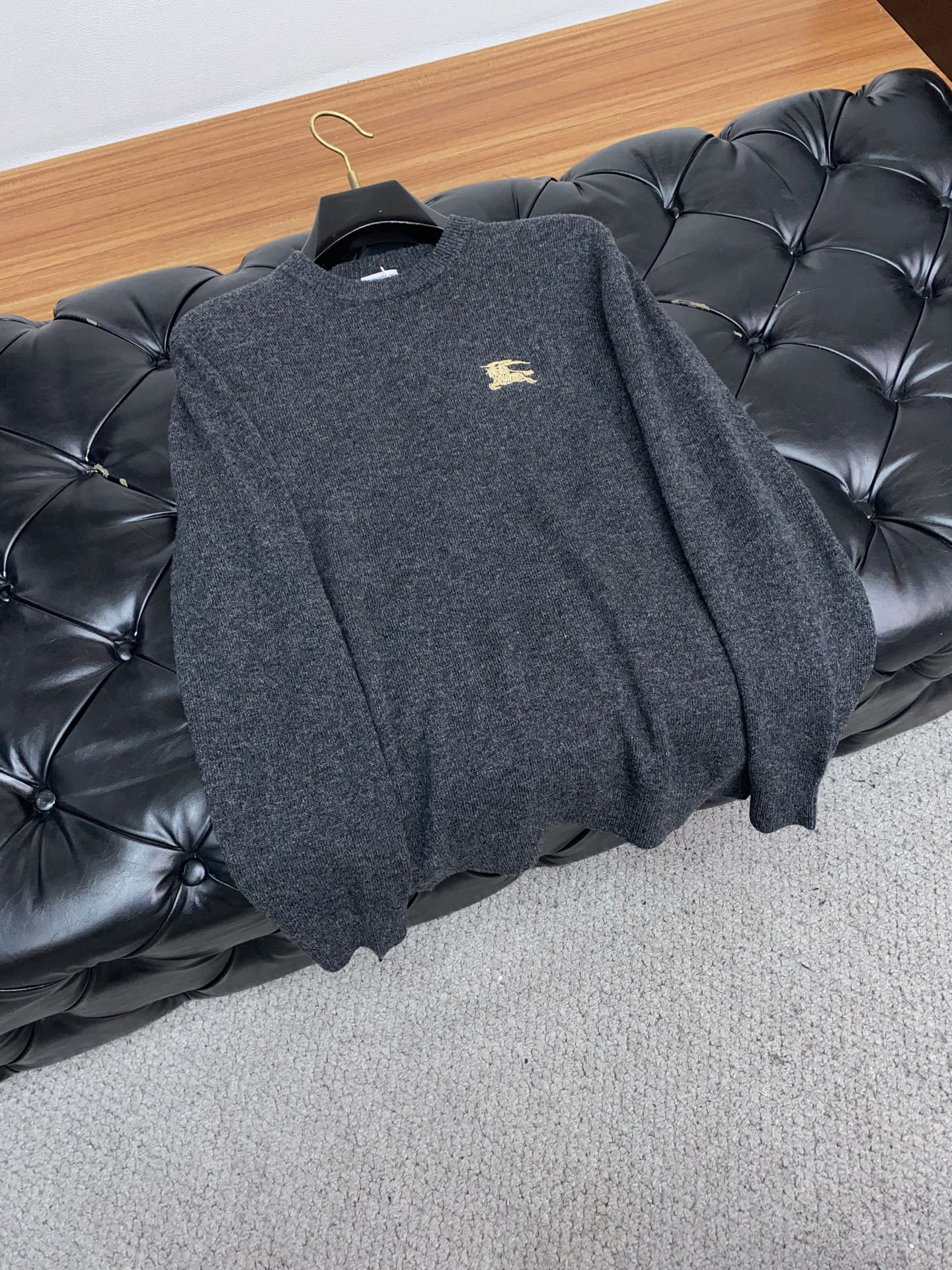 巴宝莉 2025ss秋冬新品时尚休闲打底单穿圆领商务休闲基础高档精纺100%纯羊毛毛衣 舒适保暖！抗起球