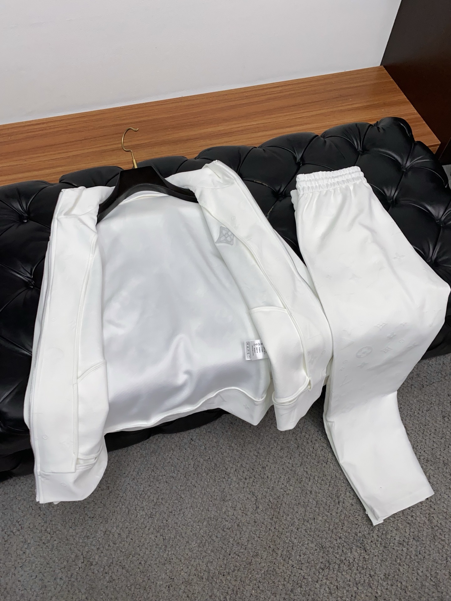 1v路易威登 秋冬新款拉链外套套装 高品质定制面料 顶级版本贸易公司渠道订单，海外精品独家限定发售，经典