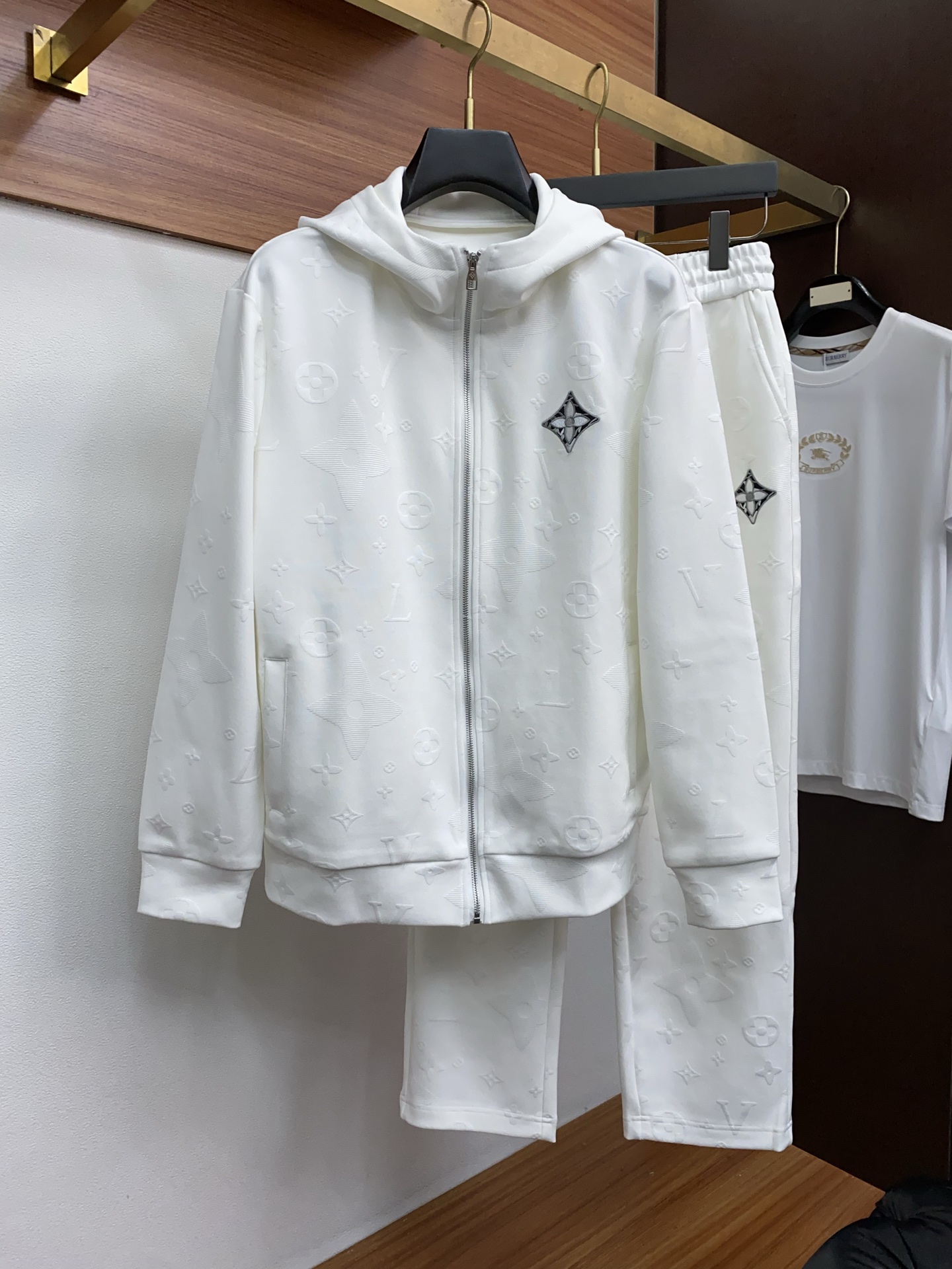 1v路易威登 秋冬新款拉链外套套装 高品质定制面料 顶级版本贸易公司渠道订单，海外精品独家限定发售，经典
