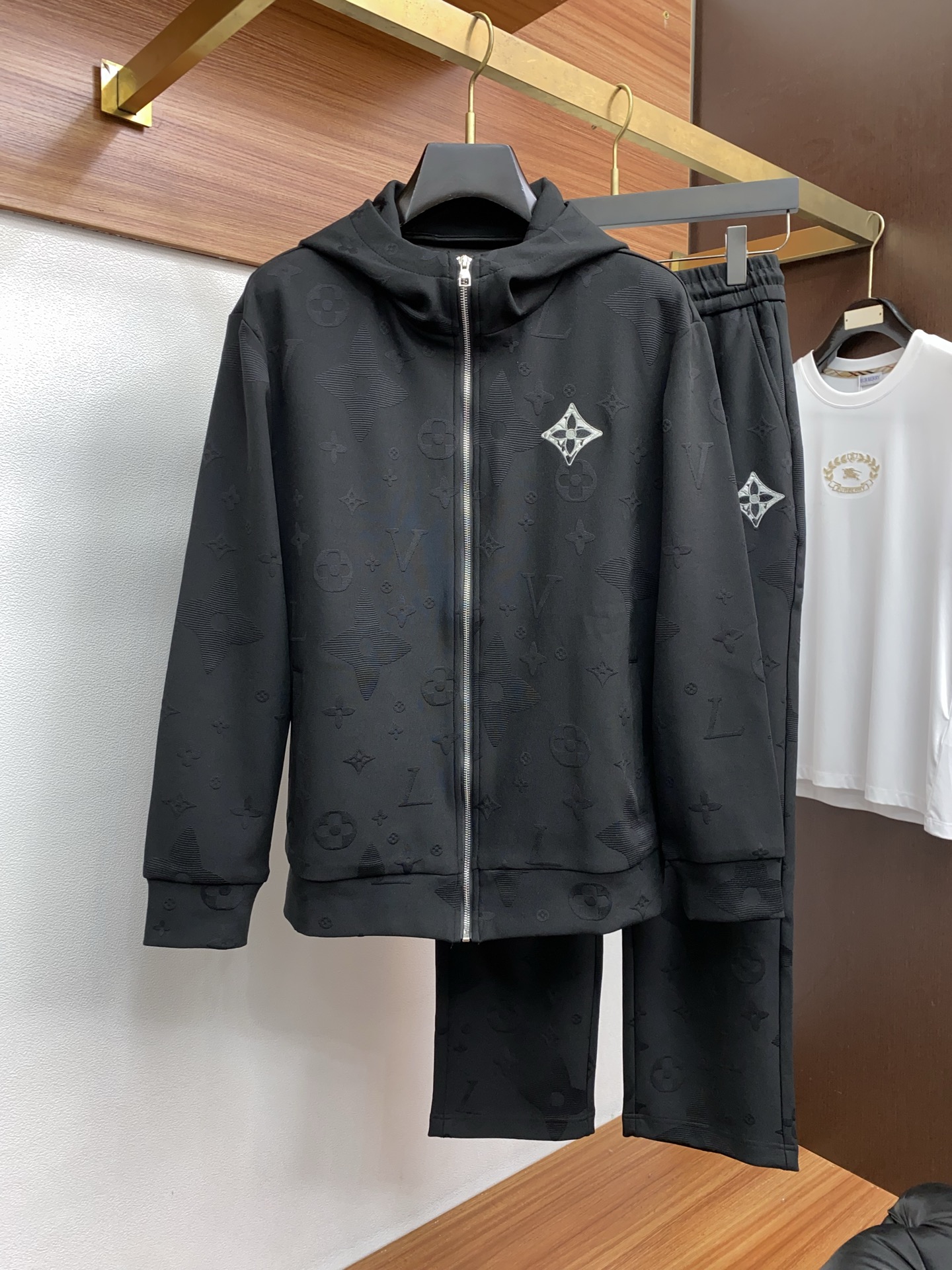 1v路易威登 秋冬新款拉链外套套装 高品质定制面料 顶级版本贸易公司渠道订单，海外精品独家限定发售，经典
