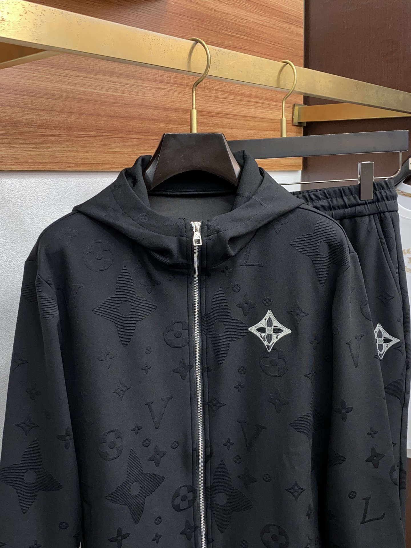 1v路易威登 秋冬新款拉链外套套装 高品质定制面料 顶级版本贸易公司渠道订单，海外精品独家限定发售，经典