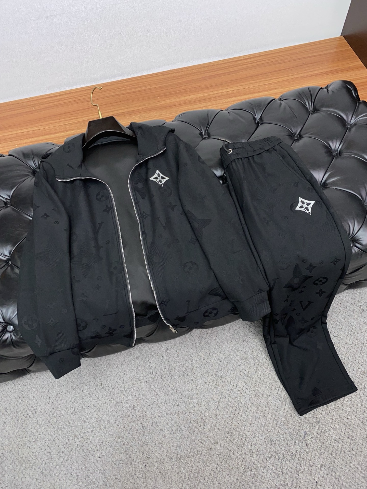 1v路易威登 秋冬新款拉链外套套装 高品质定制面料 顶级版本贸易公司渠道订单，海外精品独家限定发售，经典