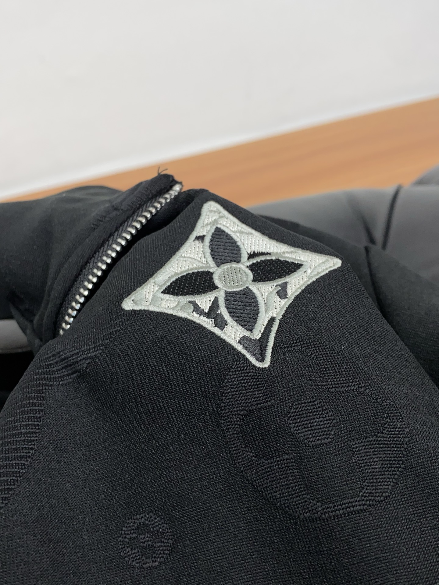 1v路易威登 秋冬新款拉链外套套装 高品质定制面料 顶级版本贸易公司渠道订单，海外精品独家限定发售，经典