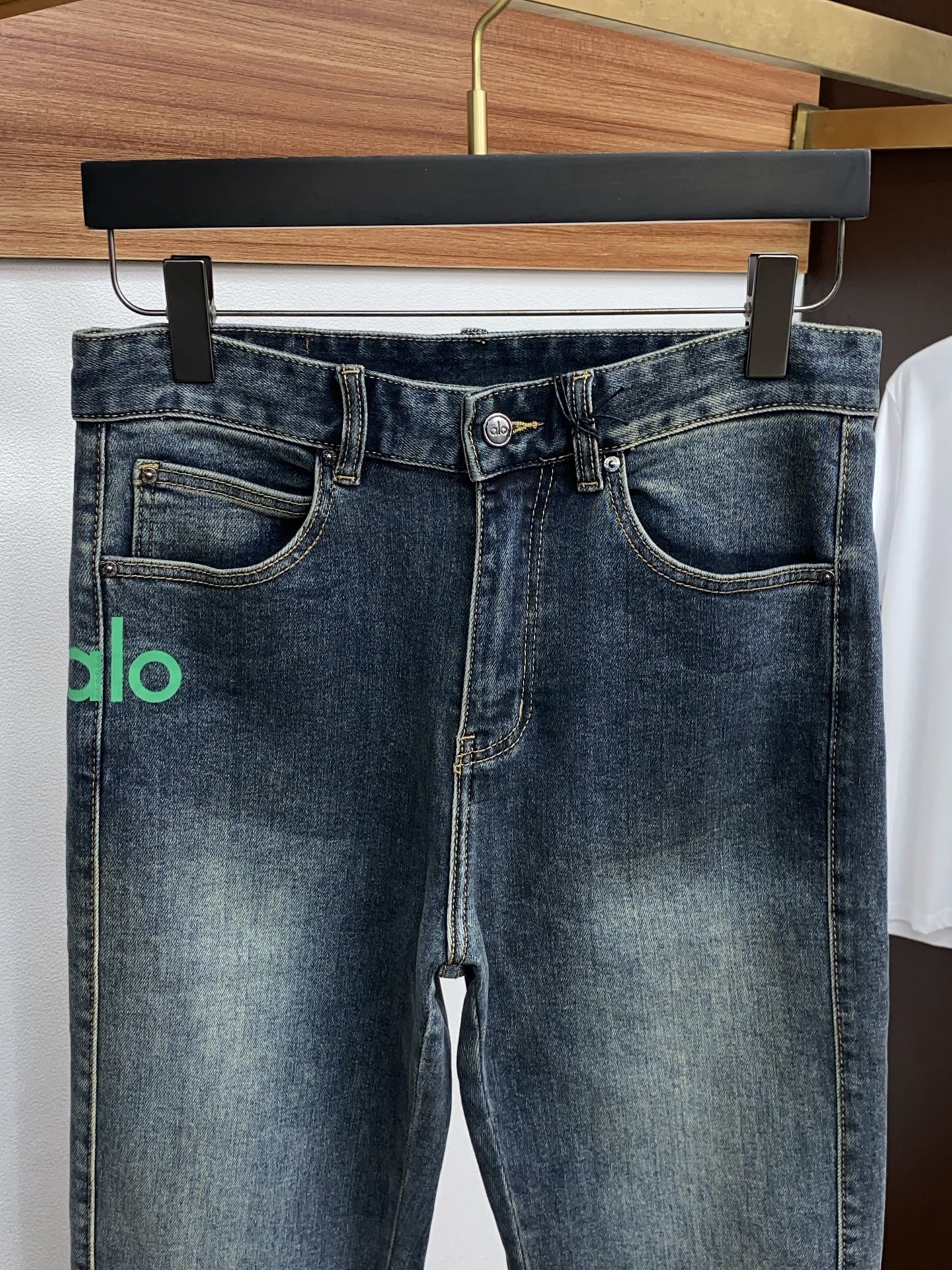 alo 25新款 市场独家订制进口丹宁牛仔面料 稀缺面料 超级舒服 工艺复杂四季款牛仔裤 针织牛从做旧 