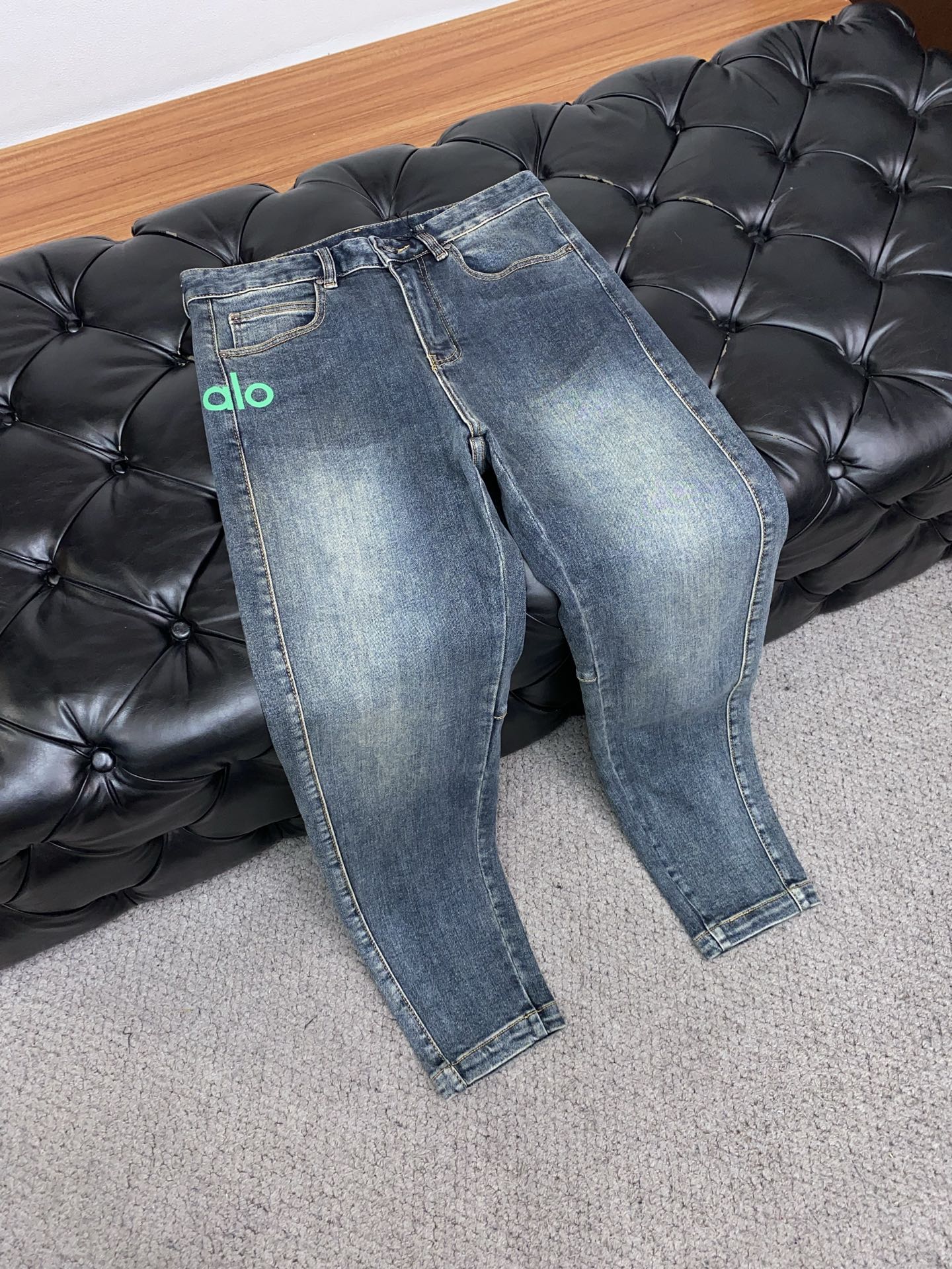 alo 25新款 市场独家订制进口丹宁牛仔面料 稀缺面料 超级舒服 工艺复杂四季款牛仔裤 针织牛从做旧 