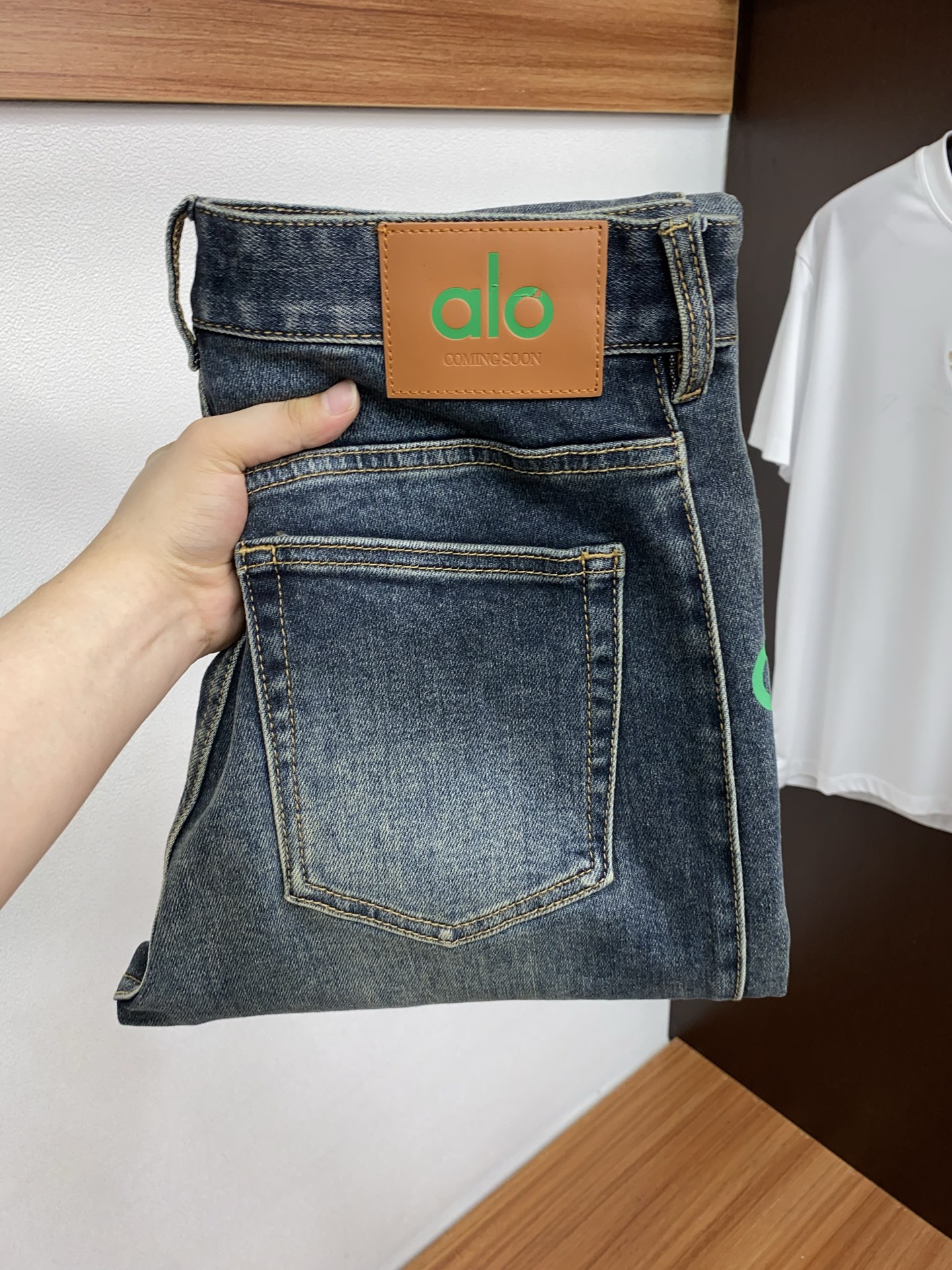 alo 25新款 市场独家订制进口丹宁牛仔面料 稀缺面料 超级舒服 工艺复杂四季款牛仔裤 针织牛从做旧 