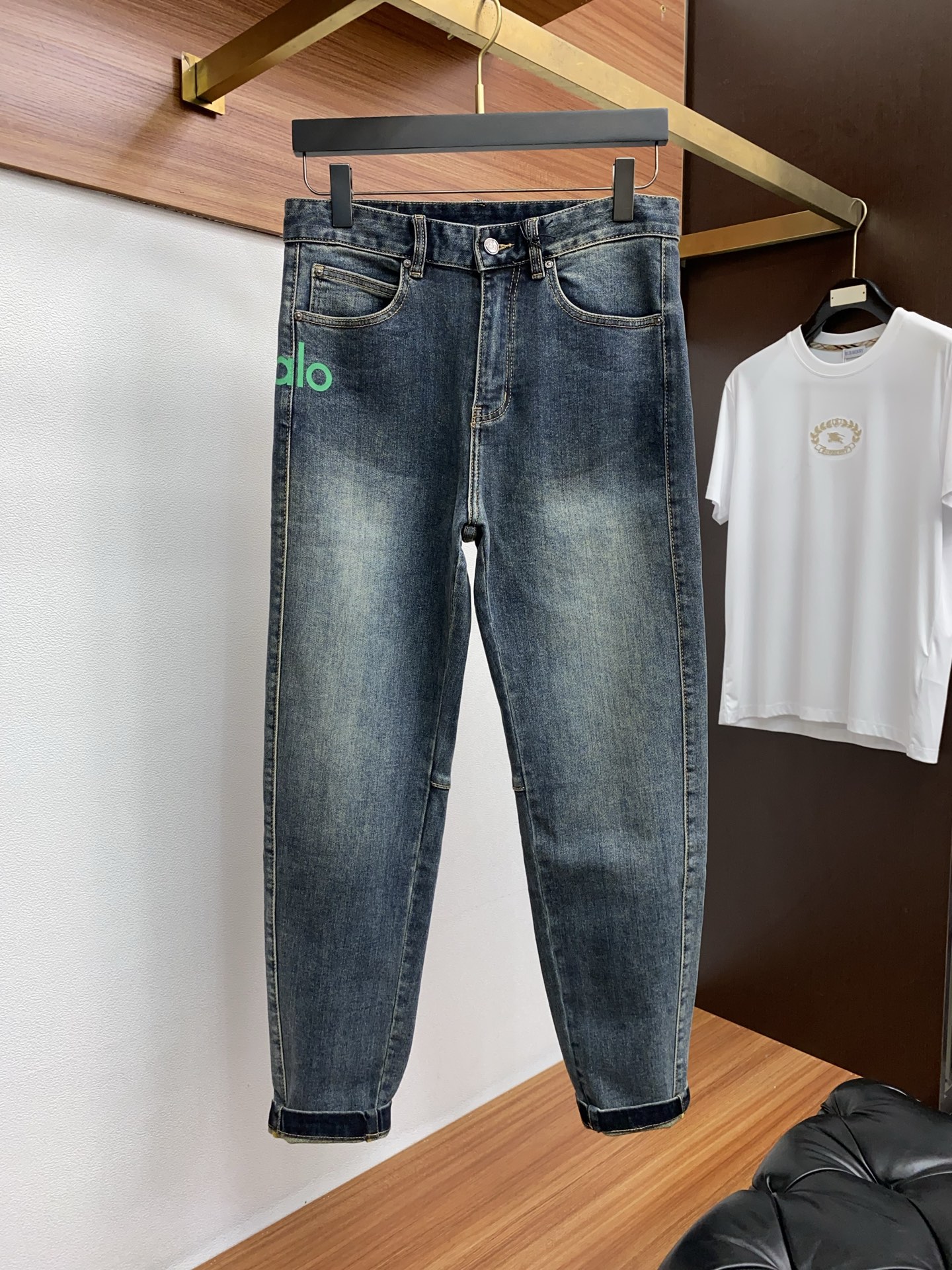 alo 25新款 市场独家订制进口丹宁牛仔面料 稀缺面料 超级舒服 工艺复杂四季款牛仔裤 针织牛从做旧 