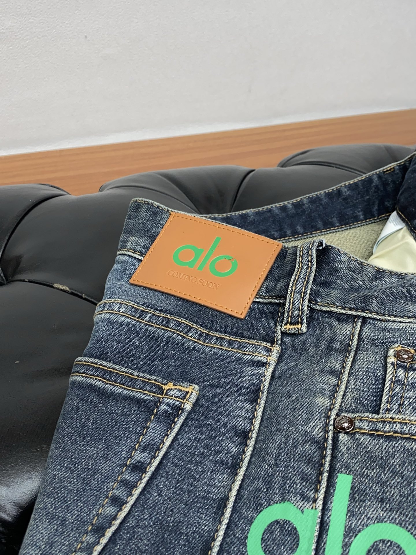 alo 25新款 市场独家订制进口丹宁牛仔面料 稀缺面料 超级舒服 工艺复杂四季款牛仔裤 针织牛从做旧 