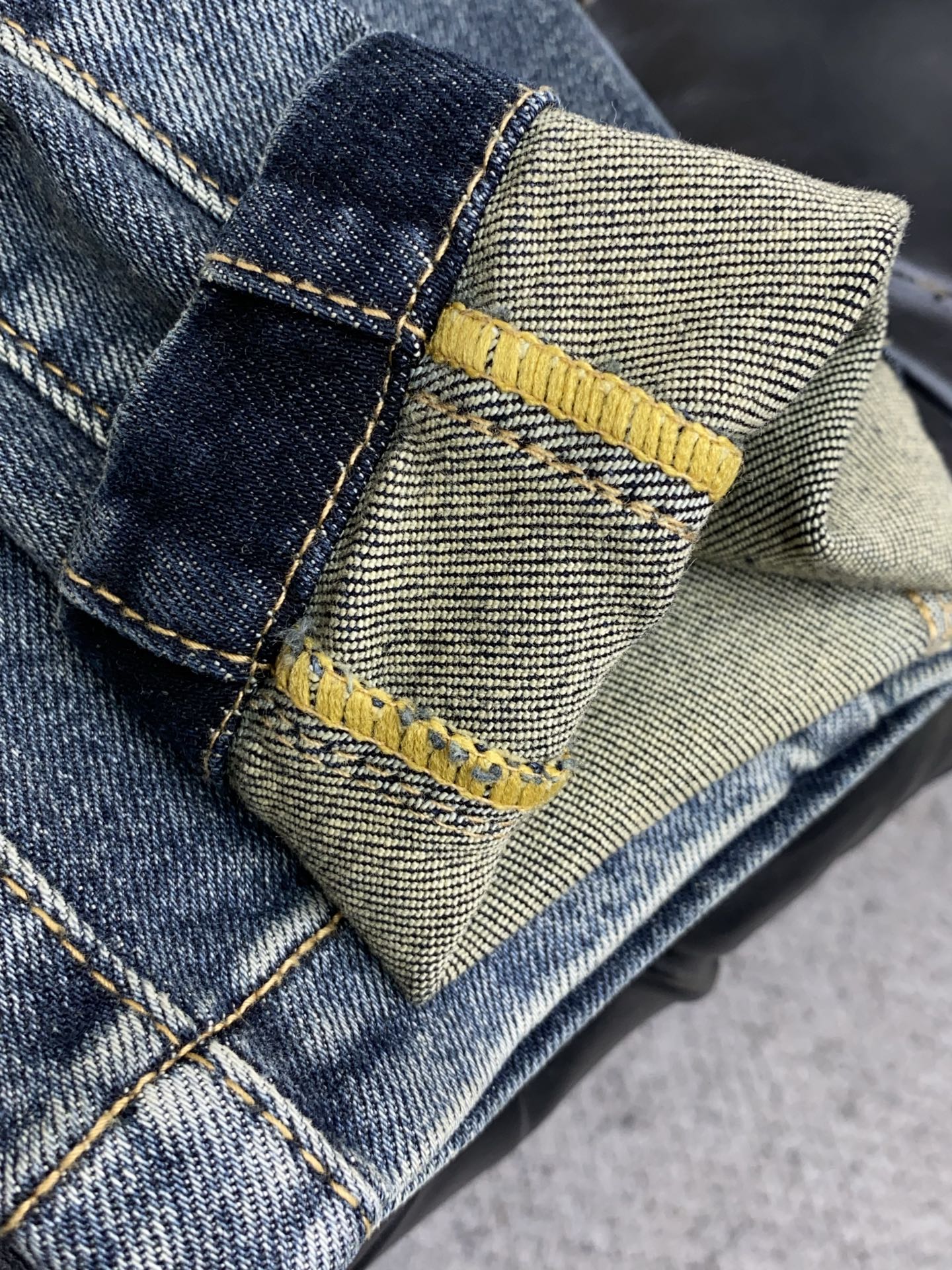 alo 25新款 市场独家订制进口丹宁牛仔面料 稀缺面料 超级舒服 工艺复杂四季款牛仔裤 针织牛从做旧 