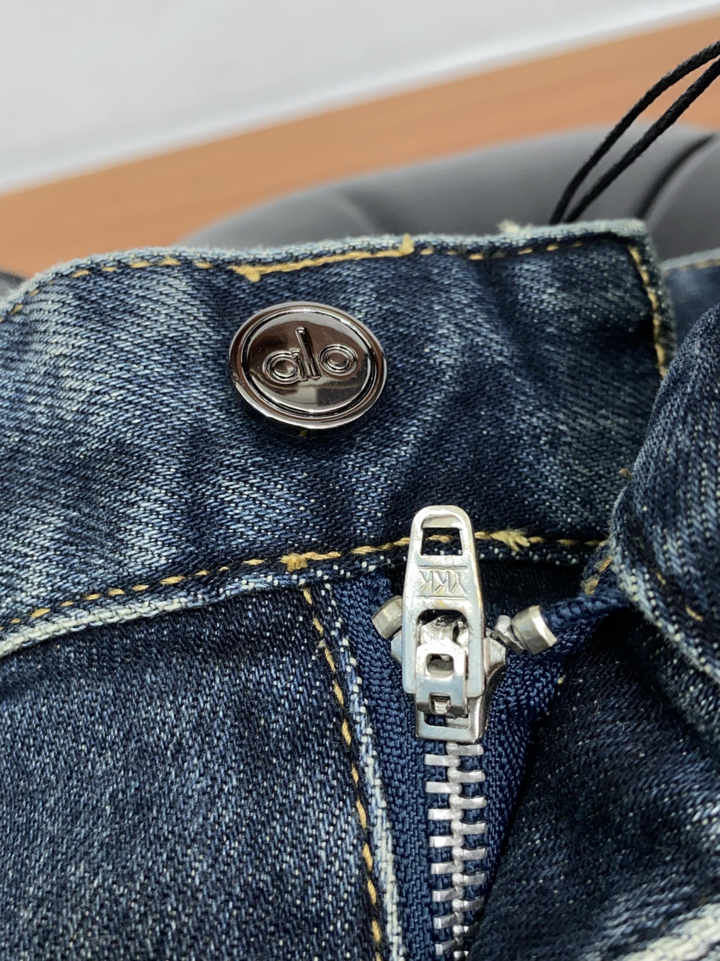 alo 25新款 市场独家订制进口丹宁牛仔面料 稀缺面料 超级舒服 工艺复杂四季款牛仔裤 针织牛从做旧 