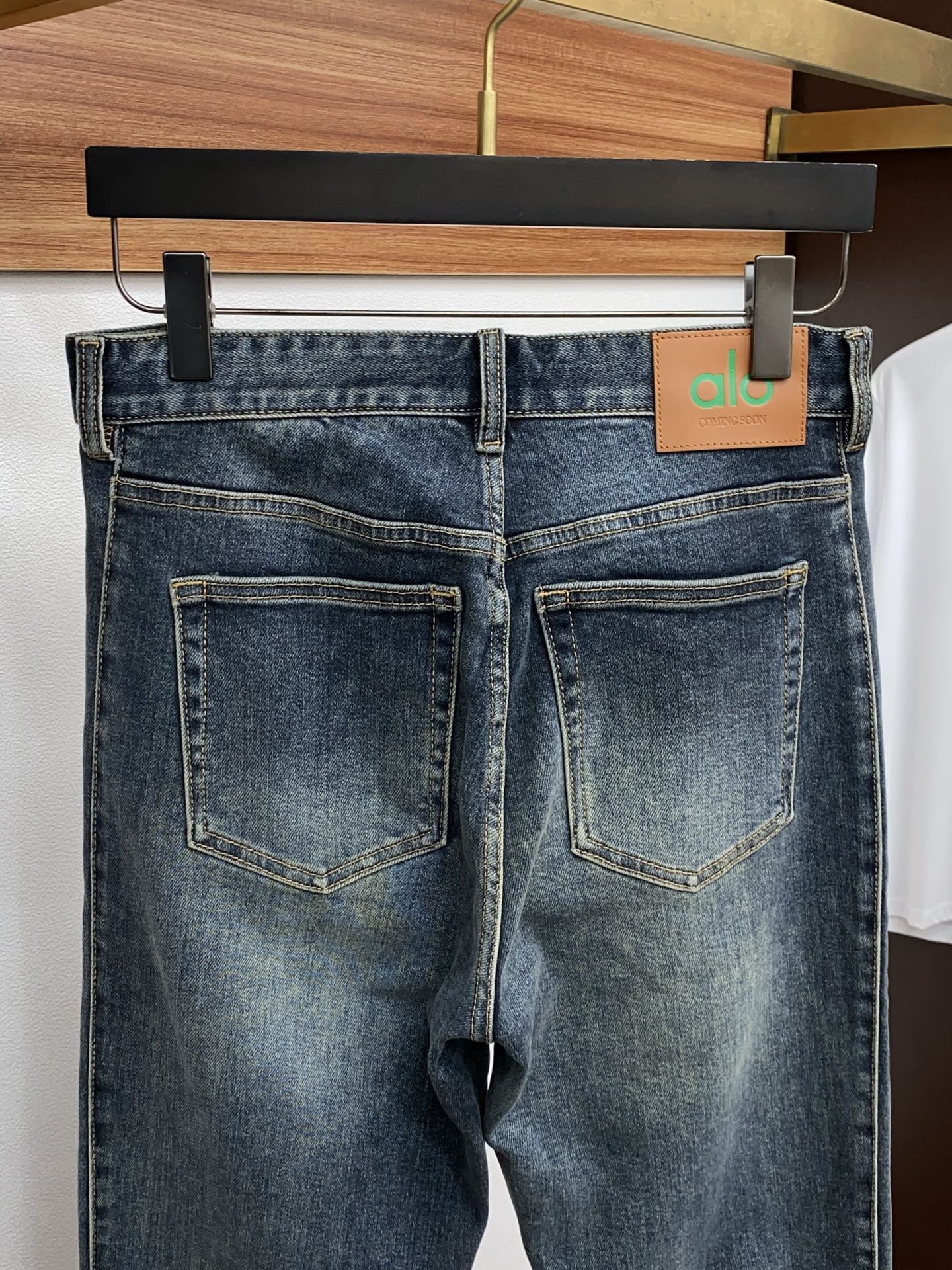 alo 25新款 市场独家订制进口丹宁牛仔面料 稀缺面料 超级舒服 工艺复杂四季款牛仔裤 针织牛从做旧 