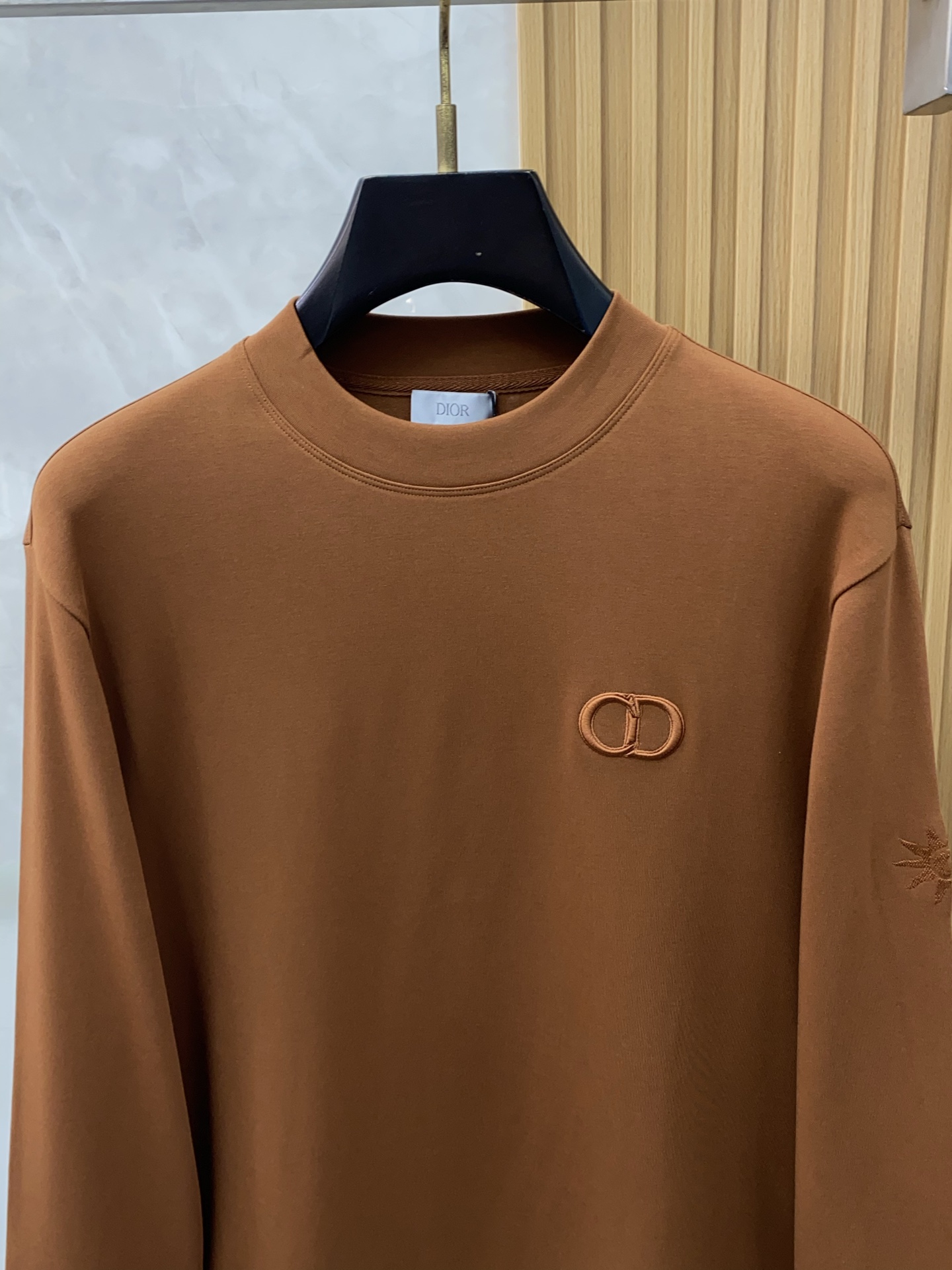 迪奥 2025 秋冬AW新品，时尚休闲打底加厚长袖卫衣专柜同步有售，进口面料，工艺极度复杂，视觉相当雅致