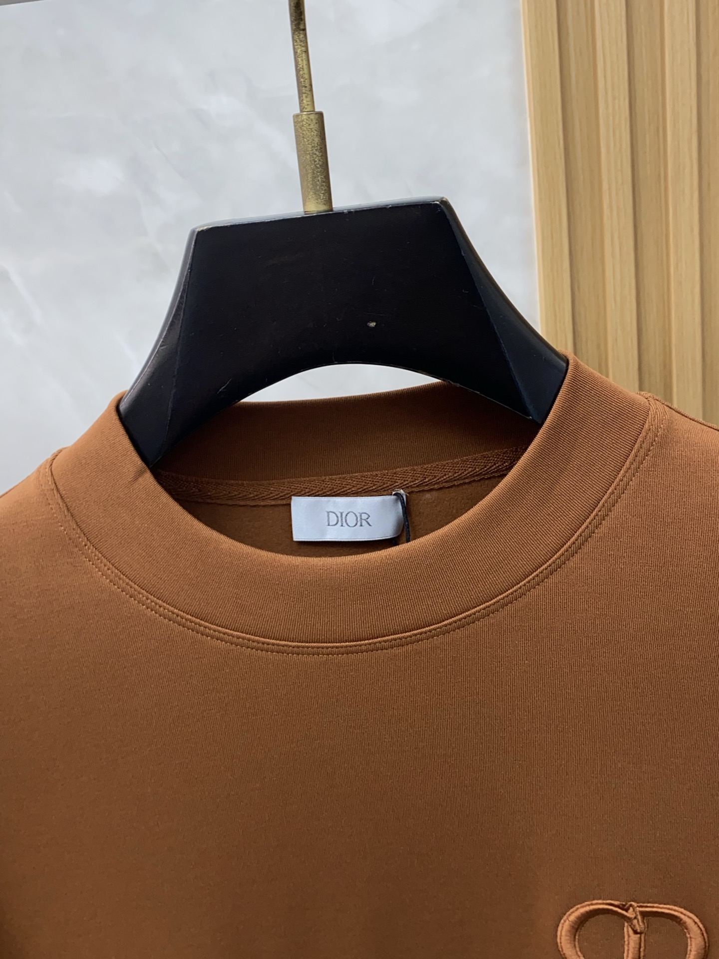 迪奥 2025 秋冬AW新品，时尚休闲打底加厚长袖卫衣专柜同步有售，进口面料，工艺极度复杂，视觉相当雅致