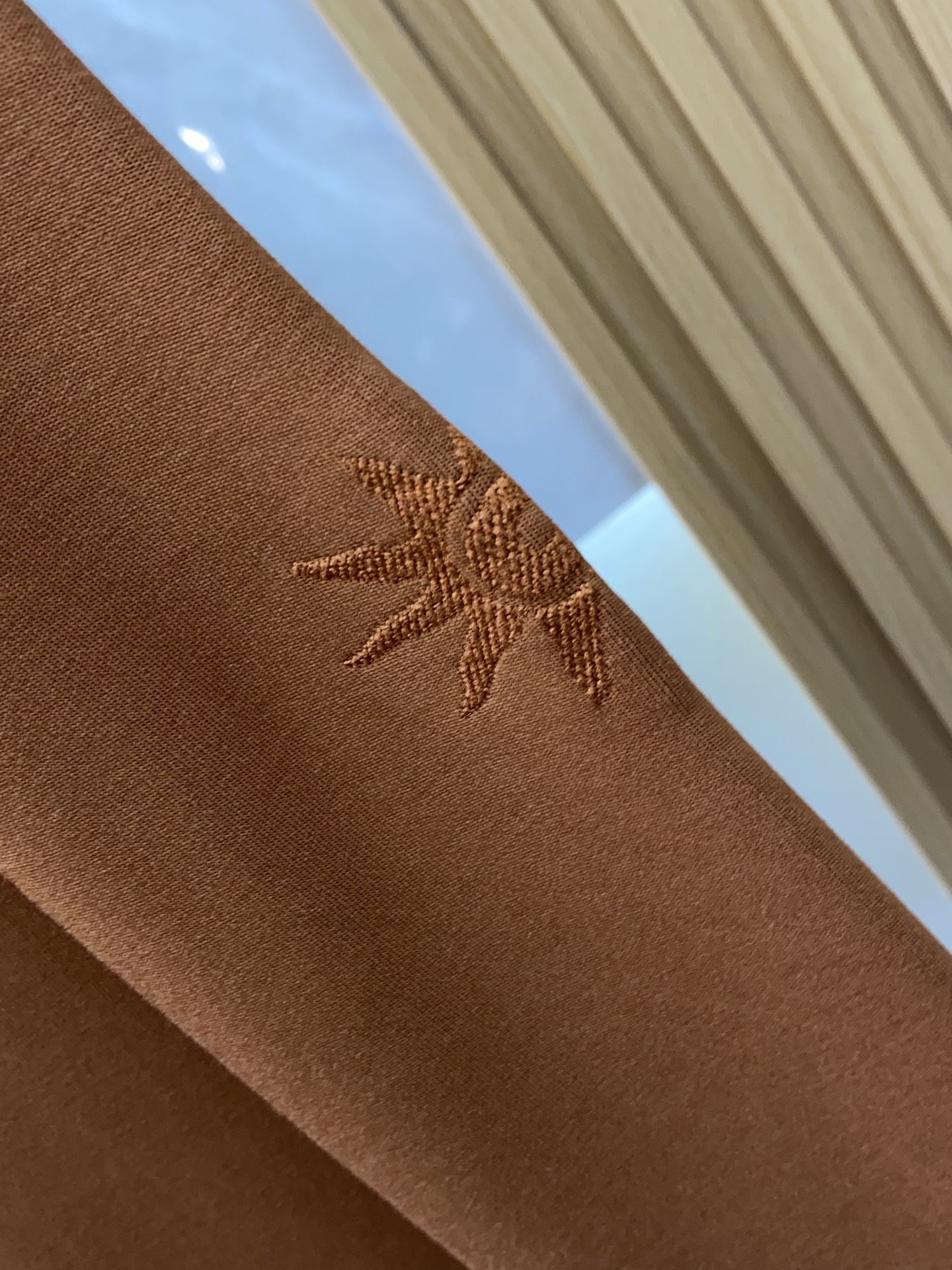 迪奥 2025 秋冬AW新品，时尚休闲打底加厚长袖卫衣专柜同步有售，进口面料，工艺极度复杂，视觉相当雅致