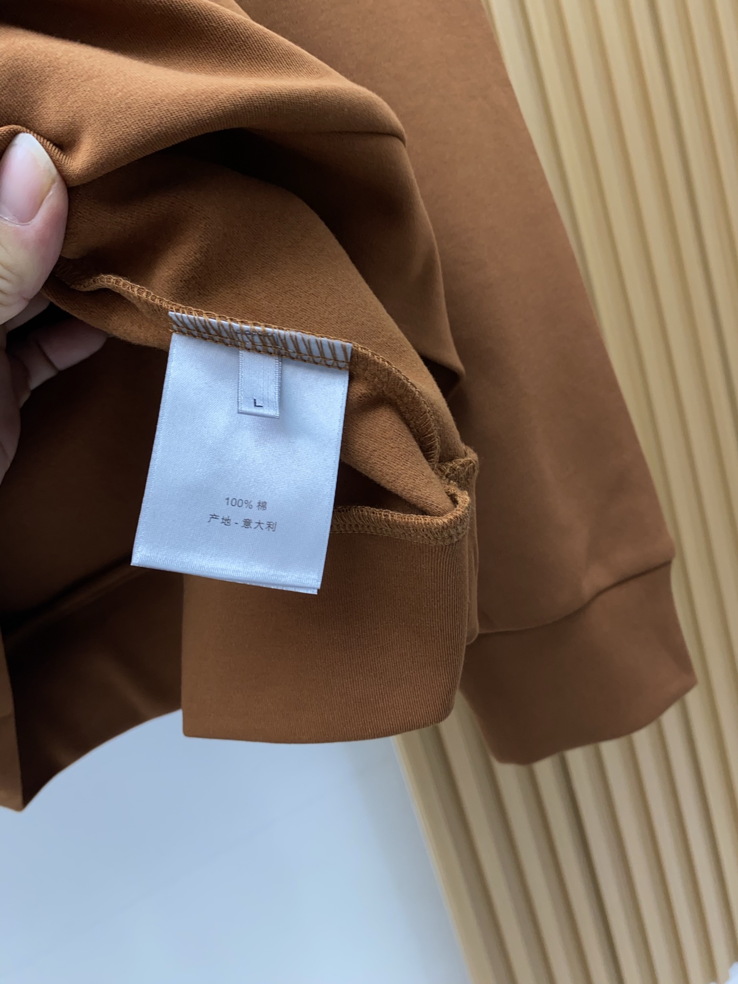 迪奥 2025 秋冬AW新品，时尚休闲打底加厚长袖卫衣专柜同步有售，进口面料，工艺极度复杂，视觉相当雅致