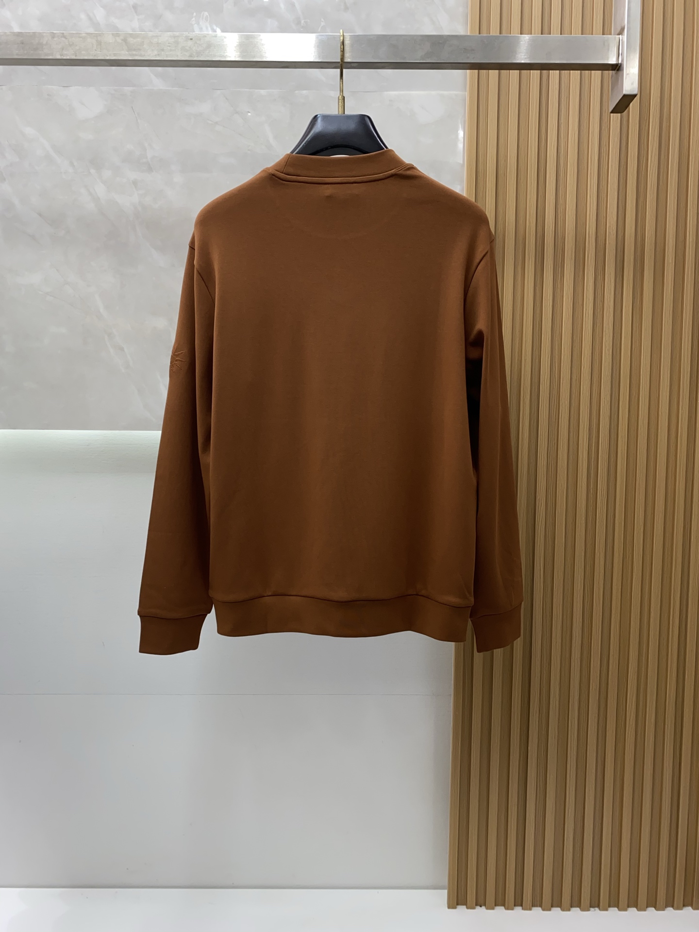 迪奥 2025 秋冬AW新品，时尚休闲打底加厚长袖卫衣专柜同步有售，进口面料，工艺极度复杂，视觉相当雅致