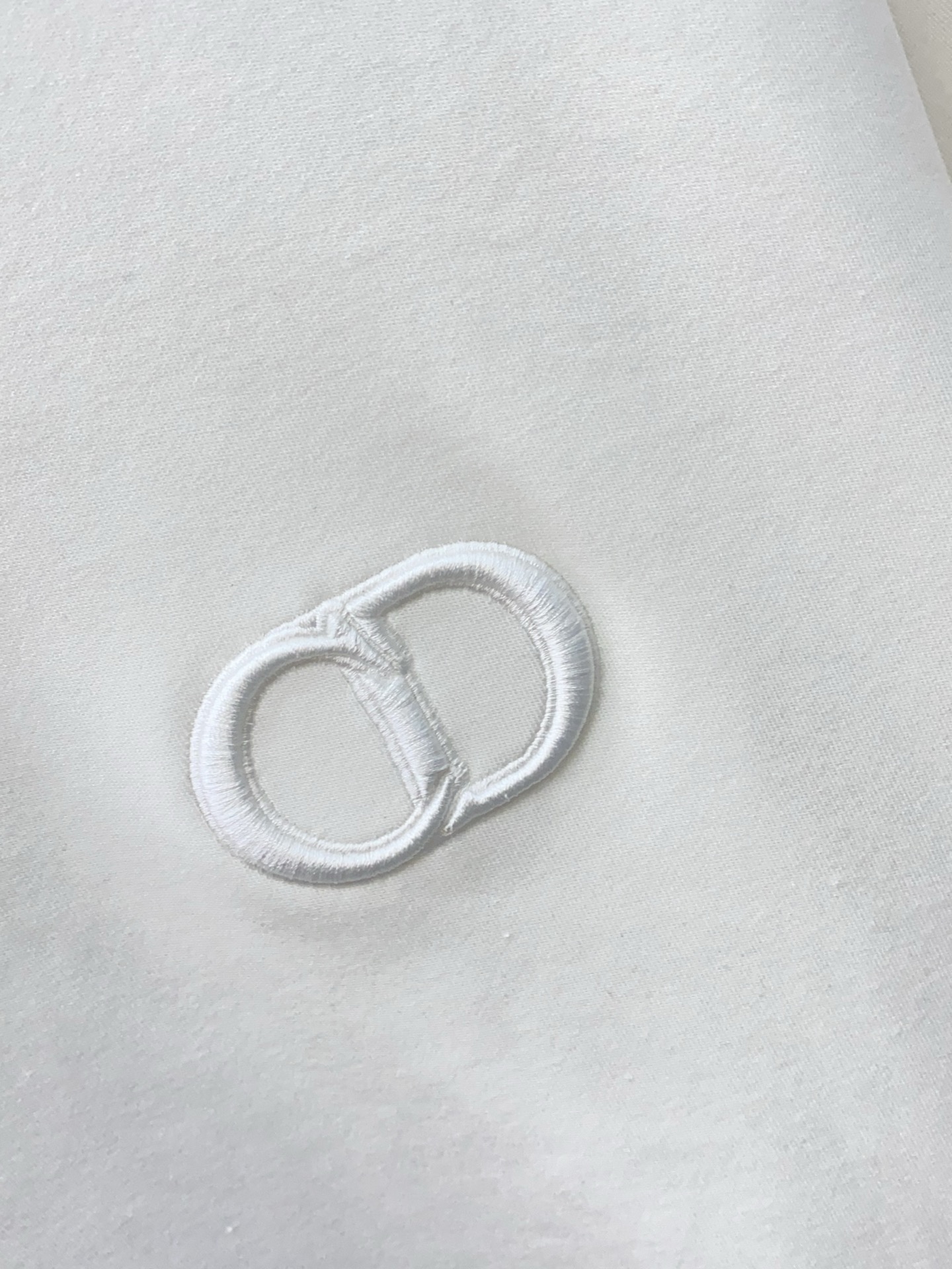 迪奥 2025 秋冬AW新品，时尚休闲打底加厚长袖卫衣专柜同步有售，进口面料，工艺极度复杂，视觉相当雅致