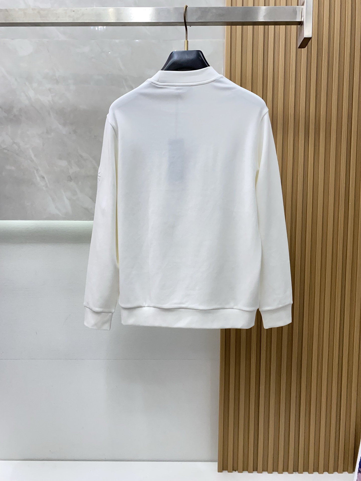 迪奥 2025 秋冬AW新品，时尚休闲打底加厚长袖卫衣专柜同步有售，进口面料，工艺极度复杂，视觉相当雅致