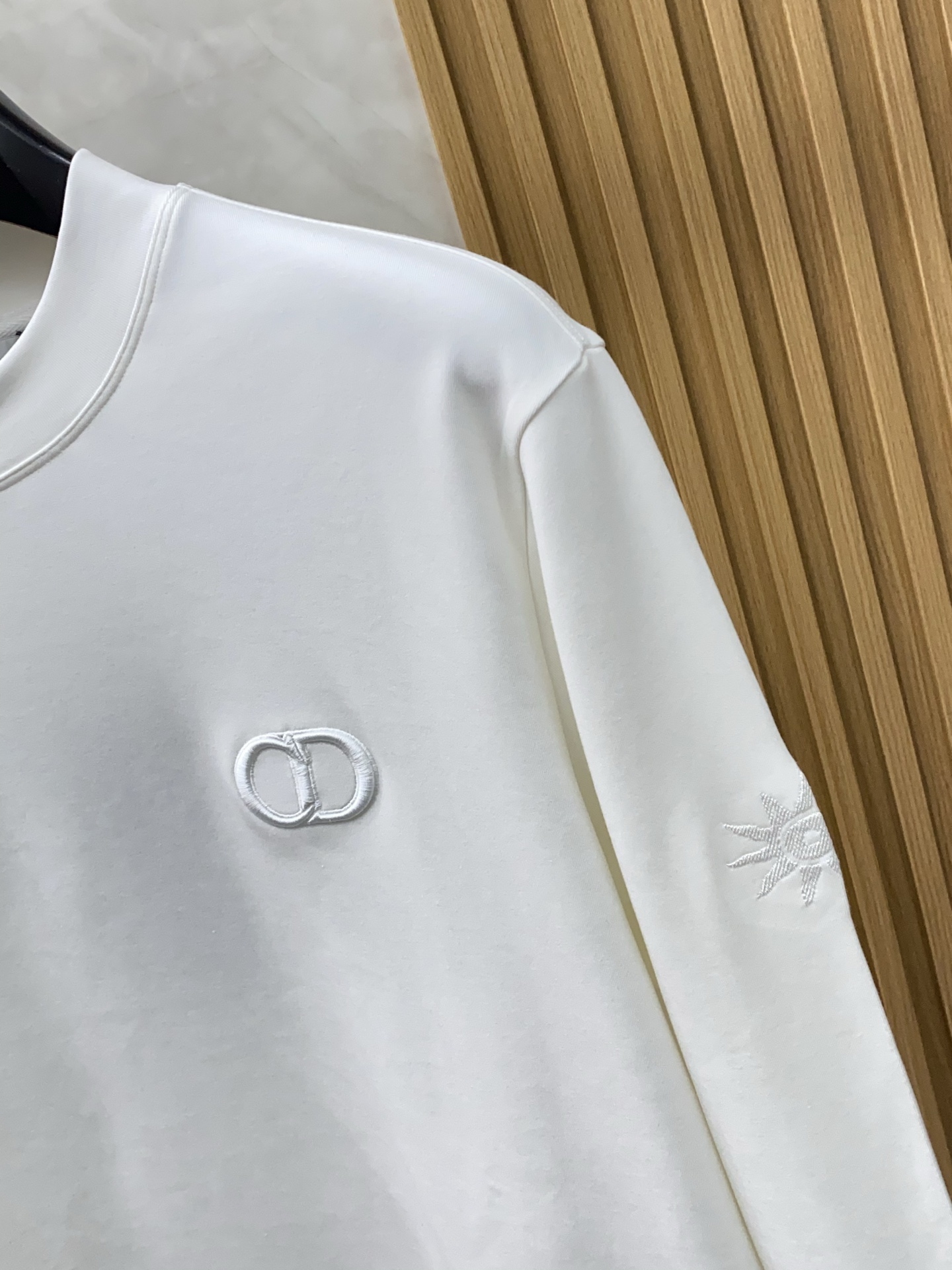 迪奥 2025 秋冬AW新品，时尚休闲打底加厚长袖卫衣专柜同步有售，进口面料，工艺极度复杂，视觉相当雅致